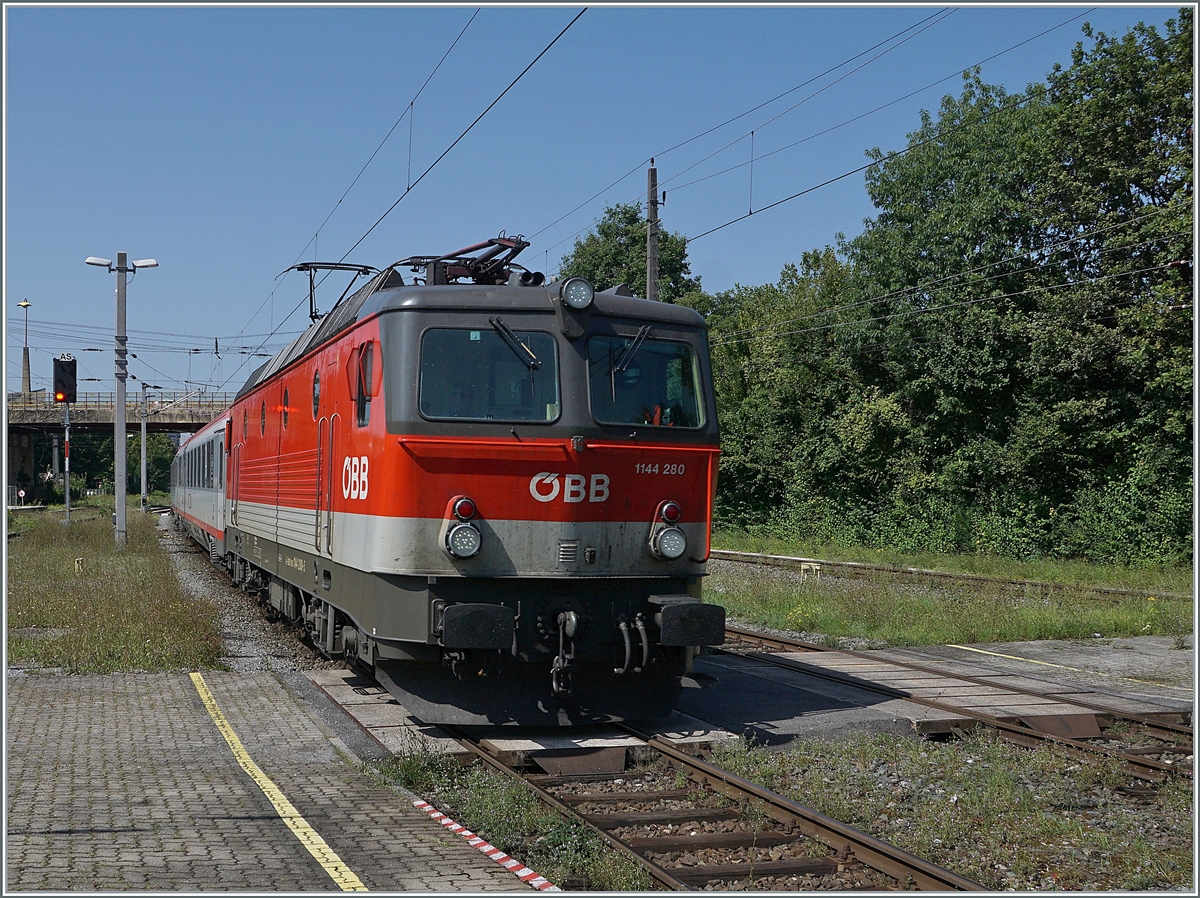 Die ÖBB 1144 280 erreicht mit ihrem IC 118  Bodensee  Bregenz und wird nach einem kurzen Aufenthalt nach Lindau Insel weiterfahren. 

14. August 2021