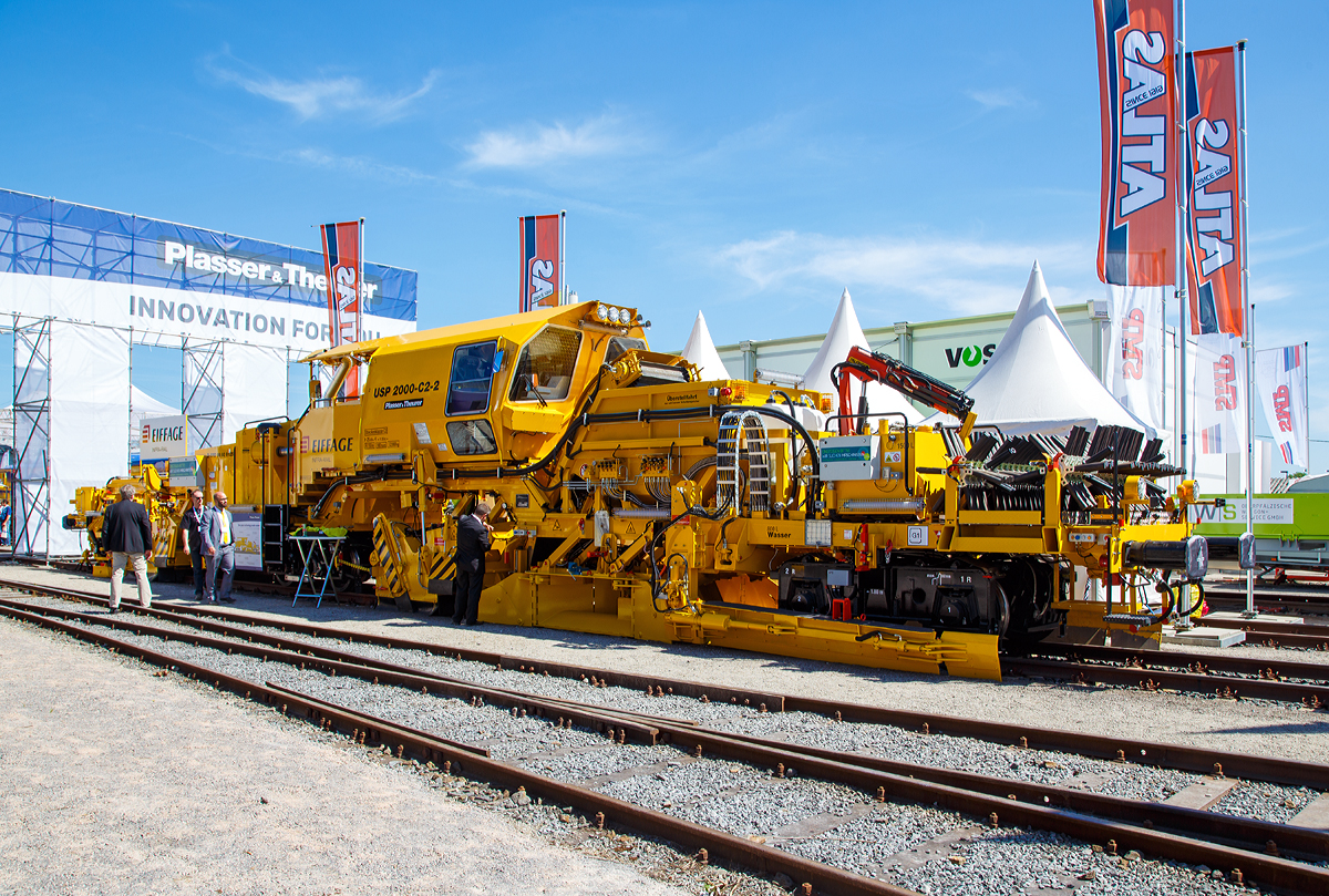 
Die Plasser & Theurer Schotterverteil- und Planiermaschine USP 2000-C2-2 der Eiffage Rail (NL der Eiffage Infra-Bau GmbH, Herne), Schweres Nebenfahrzeug Nr. D-ERD 99 80 9125 010-5, präsentiert auf der iaf in Münster (am 01.06.2017).

Die Maschine wurde 2017 von Plasser & Theurer in Deutschland unter der Fabriknummer 6503 gebaut.

Die Anforderungen an moderne Infrastruktur wachsen stetig. Laut Deutsche Bahn sollen bis 2019 in Deutschland 17.000 Kilometer Schiene und 8.700 Kilometer Weichen erneuert werden. Bereits Ende 2014 prognostizierte die DB AG ihre Investitionen auf 28 Milliarden Euro für die kommenden fünf Jahre. Um künftige Projekte noch besser erfüllen zu können, investiert Eiffage Rail in einen neuen Stopfkomplex vom Typ Plasser&Theurer Unimat 09-4x4/4S sowie in die hier gezeigte USP 2000 C2-2.

Beide Maschinen erfüllen bereits heute die Auflagen zu den Emissionswerten COM III-B / EPA Tier 4 Interim durch „Clean Emission Module“. Eine integrierte Staubniederbenebelungsanlage reduziert die Staubbelastungen für die Umwelt und die Bediener. Ebenso werden hohe Standards im Bereich des Lärmschutzes durch Schallisolierung im Silo und Besenkasten erzielt.


TECHNISCHE DATEN der USP 2000-C2-2:
Spurweite: 1.435 mm
Achsformel: Bo´Bo´1´
Länge über Puffer: 25.600 mm
Achsabstand: 11.500 mm
Achsabstand in den Drehgestellen: 1.800 mm
Treibraddurchmesser: 850 mm
Eigengewicht: 72 t
Max. Achslast: 20 t
Anhängelast: - t
Leistung: 448 kW
Höchstgeschwindigkeit: 100 km/h
Zugelassen zur Mitfahrt:  3 Personen
Kleinster befahrbarer Kurvenradius:  R 150 m      
Zugelassen für Streckenklasse: C2 oder  höher


