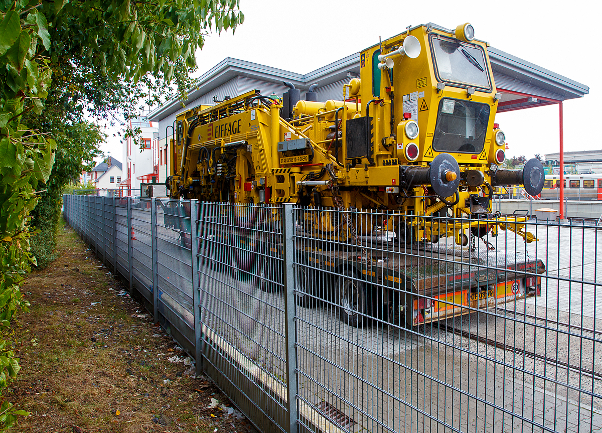 Die P&T Zweiwegegleis- und Weichenstopfmaschine 08-275 ZW, Schweres Nebenfahrzeug Nr. 97 43 43 505 10-9 D-ERD, der Eiffage Rail GmbH (ehemals der Heitkamp GmbH), am 02.10.2016 verladen auf einem Tieflader abgestellt auf dem HLB Gel�nde in Usingen. 

Die Maschine wurde 1992 von Plasser & Theurer unter der Maschinen-Nr. 965 gebaut. Durch diese Art der zweiwegefahrbarkeit k�nnen die notwendigen �berstellfahrten wahlweise gleisgebunden oder auf der Stra�e (mittels Tieflader) erfolgen. F�r das Verladen ben�tigt man keinen Kran, sondern sie erfolgt mittels der vier Verladehubzylinder und hydraulischem Drehschemel. 

TECHNISCHE DATEN:
Spurweite: 1.435 mm (Normalspur)
Anzahl der Achsen: 2
L�nge �ber Puffer: 11.600 mm
Achsabstand: 7.000 mm
Raddurchmesser: 730 mm
Eigengewicht: 30.000 kg
Nutzlast: 5 t
Leistung: 136 kW
Zur Mitfahrt zugel. Personenzahl: 3
H�chstgeschwindigkeit: 65 km/h (selbst fahrend)
Kleister befahrbarer Gleisbogen: R = 50 m

Leistungsans�tze Gleisstopfarbeiten:
Hebe-/Verdichtgang (Heben: 30 mm–60 mm): 155 m/h
Unterhaltungsstopfgang: 250 m/h


Leistungsans�tze Weichenstopfarbeiten
Hebe-/Verdichtgang (Heben: 30 mm–60 mm): 30 m/h
Unterhaltungsstopfgang: 50 m/h


Besonderheiten:
Max. Hebung: 40 mm
Max. Radius beim Stopfen: 60 m
Transport per Tieflader (Be- und Entladezeit): 20 min
Zusatzrads�tze f�r Stadtbahnen
Zulassung f�r Zulassung f�r D (Deutsche Bahn, diverse Stadtbahngesellschaften), DK (Kopenhagen), GB (Londoner U-Bahn), N (Stra�enbahn Oslo), NL, S (Stockholm, G�teborg)
