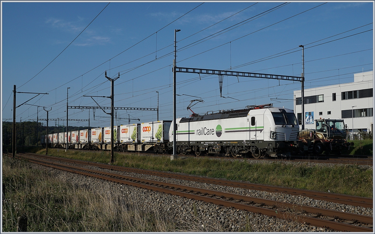 Die Rail Care Rem 476 453-6 VAUD (UIC 91 85 4476 453-6 CH-RLC) hat mit ihren Coop Zug von Gen�ve la Praille ihr Ziel Vufflens la Ville erreicht. 

29. August 2018