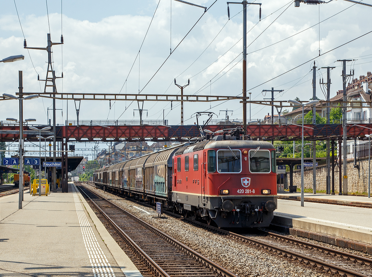 
Die Re 420 281-8 (91 85 4420 281-82 CH-SBBC) bzw. Re 4/4 II 11281 der SBB Cargo fährt am 18.05.2018 mit einem Güterzug durch den Bahnhof Neuchâtel (Neuenburg).