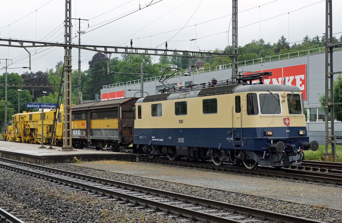 Die Re 4/4 II 11387 aus dem Jahre 1984 von IRSI mit Rheingold-Anstrich. Die frisch revidierte Re 421 387-2 mit zwei SERSA-Wagen auf der Fahrt von Basel nach Bulle. Meine erste Aufnahme dieser fotogenen Lokomotive ist am 14. Juni 2020 bei str�menden Regen anl�sslich der Bahnhofsdurchfahrt Aarburg-Oftrigen entstanden. Dieser  Farbtupfer  verf�gt auch �ber die Zulassung f�r Fahrten in Deutschland und �sterreich.
Foto: Walter Ruetsch