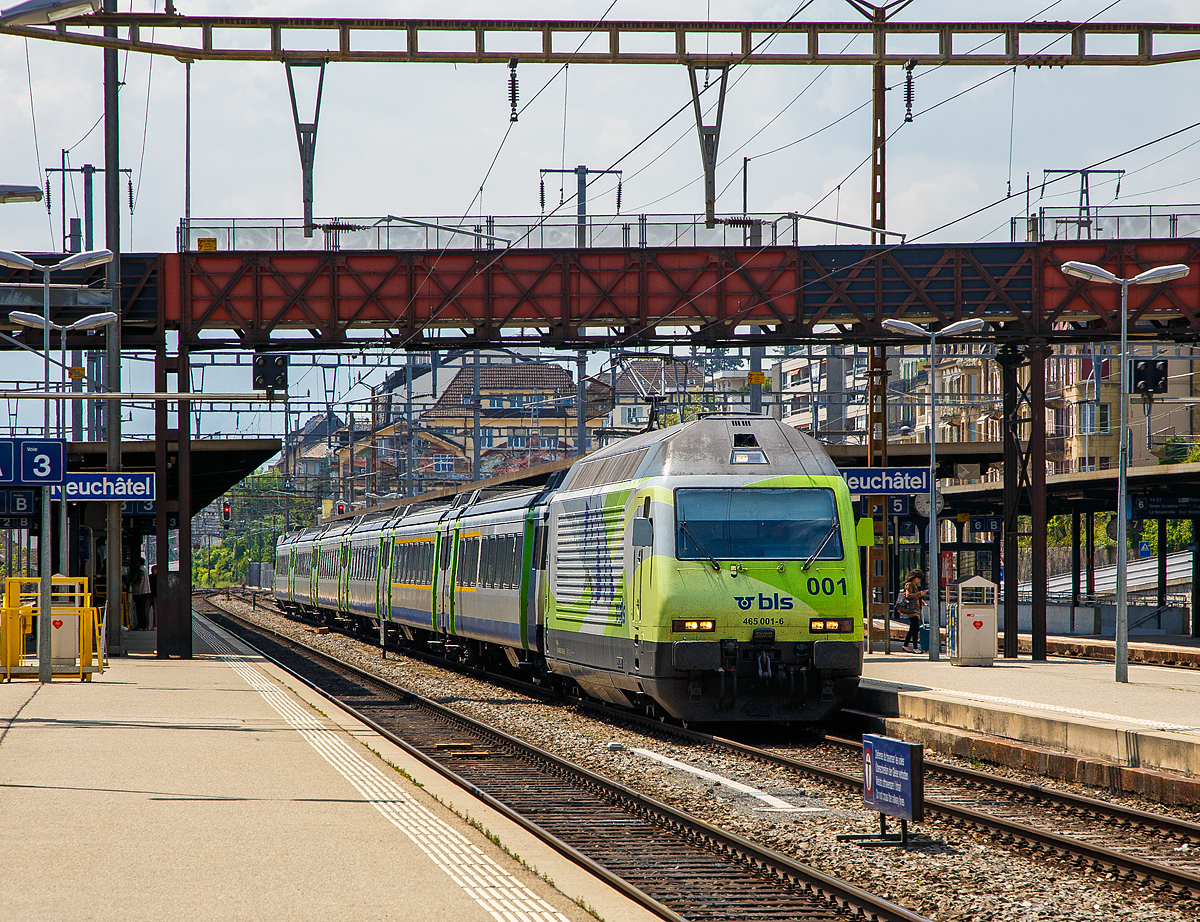 Die Re 465 001-6  Simplon/Sempione  (91 85 4465 001-6 CH-BLS) mit Werbung  Mehr durch Zug - 10 Jahre Lötschberg-Basistunnel  der BLS wird am 18.05.2018 mit einem EW III-Pendelzug (RegioExpress Neuchâtel – Bern) im Bahnhof Neuchâtel bereitgestellt.

Die Lok wurde 1994 von der SLM Winterthur unter der Fabriknummer 5638 gebaut, der elektrische Teil ist von ABB. Sie war die erste Re 465.

Die BLS Re 465 ist eine von der BLS Lötschbergbahn beschaffte elektrische, vierachsige Universallokomotive mit Umrichtertechnik. Sie ist eine Variante der Re 460 der SBB und gehört zur Lok-2000-Familie. Der Unterschied zur SBB Re 460 ist die Umrichteranlage. Im Gegensatz zur Re 460, die mit einem Umrichter pro Drehgestell ausgerüstet ist, verfügt die BLS Re 465 über einen Umrichter pro Radsatz. Somit lässt sich eine schleudernde Achse schneller und effektiver wieder in normalen Lauf bringen. Zudem besitzt die Re 465 sechspolige Asynchron-Fahrmotoren (Re 460: vierpolige Asynchronmotoren). Dadurch hat die Re 465 eine um 300 kW höhere Dauerleistung von insgesamt 6.270 kW (Stundenleistung von 7.000 kW) gegenüber der Re 460. Zudem ist die Re 465 mit der Vielfachsteuerung des Systems IIId und mit Übergangskabel BLS/BBC ausgerüstet.  Dies erlaubt die Vielfachsteuerung zum Beispiel mit Re 4/4II, Re 4/4III, Re 6/6, Re 425 oder Ae 415. Die Radsätze im Drehgestell stellen sich radial zum Gleisbogen ein.

Die Re 460 und die Re 465 sind erfolgreiche Konstruktionen. Dank ihnen gewann das schweizerische Konsortium SLM/ABB Ausschreibungen von Hochleistungslokomotiven in Norwegen (NSB El 18), Finnland (VR Baureihe Sr2) und Hongkong (KCRC TLN/TLS).

TECHNISCHE DATEN:
Spurweite:  1.435 mm (Normalspur)
Achsformel:  Bo’Bo’
Länge über Puffer:  18.500 mm
Höhe:  4.540 mm
Breite:  3.000 mm
Dienstmasse:  84 t
Zugelassene Höchstgeschwindigkeit:  160 km/h
Stundenleistung:  7.000 kW
Dauerleistung:  6.400 kW
Anfahrzugkraft:  300 kN
Treibraddurchmesser:  1.100 mm
Stromsystem:  Wechselstrom 15 kV 16,7 Hz
