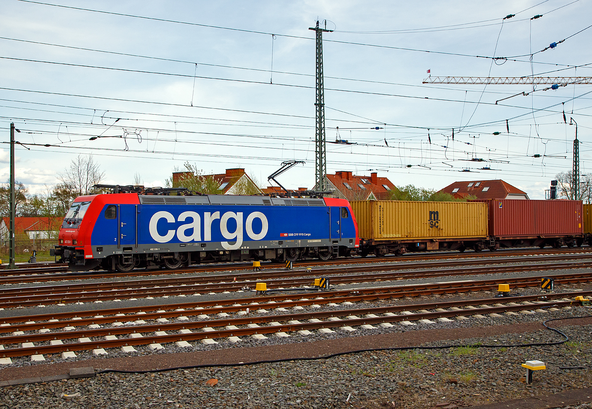 Die Re 482 036-1 (91 85 4482 036-1 CH-SBBC) der SBB Cargo fährt am 14.04.2018 mit einem Containerzug durch Friedberg (Hessen) in Richtung Norden. 

Die Bombardier TRAXX F140 AC2 (Re 482 der zweiten Bauserie) wurde 2005 von Bombardier in Kassel unter der Fabriknummer 33776 gebaut und als Re 482 036-1 an die SBB Cargo geliefert. 2020 wurde sie an die Nordic Re-finance AB (Schweden) verkauft.

Obwohl die Baureihe Re 482 der SBB Cargo grundsätzlich von der Baureihe 185 abgeleitet ist, gibt es doch kleine Unterschiede. Wie bei der deutschen Baureihe 185 handelt es sich bei der Re 482 um eine Zweisystemlokomotive für 15 kV, 16 2/3 Hz und 25 kV, 50 Hz. Zugelassen sind die Lokomotiven für das deutsche, österreichische und Schweizer Bahnnetz. Im Gegensatz zu den Loks der Baureihe 185, die ab Werk erst ab etwa 185 050 mit einer Leistung von 5.600 kW ausgeliefert wurden, kamen die Loks der Bauart Re 482 bereits mit der erhöhten Leistung zur SBB Cargo.

Weiterhin verfügen die Re 482 über vier Stromabnehmer, von denen jeweils zwei für die deutsche und zwei für die schweizerische Oberleitung ausgelegt sind. Im Bereich der Sicherungstechnik verfügen die Loks über die deutschen Systeme Indusi, LZB 80 und PZB 90 und die Schweizer Systeme Signum und ZUB 262. Zusätzlich sind im Lokkasten Kameras eingebaut, die Rückspiegel ersetzen sollen.

Mit der zweiten Bauserie der Re 482, die ab 482 035 (wie hier) gab es einige Veränderungen an der Lok. Zudem sind diese nun TRAXX F140 AC2. Der gesamte Lokkasten wurde neu gestaltet und auf sein Crashverhalten optimiert. Ebenso erhielten die Fahrzeuge nun neue Puffer, die wiederum mit dämpfenden Elementen verschraubt sind.

Auf Anhieb sichtbar sind die Unterschiede zwischen der ersten und der zweiten Baureihe: Bei der zweiten Bauserie (TRAXX F140 AC2) ist der Übergang zwischen der Dach- und der Stirnfläche wesentlich stärker geknickt als vorher. Weiterhin sind die bisher auf verschiedenen Ebenen angebrachten Griffstangen an der Lokfront bei der zweiten Baureihe nun auf gleiche Höhe direkt unter die Führerstandsfenster gerückt. Unter den Stirnfenstern befindet sich nun eine Klappe, in der die Klimageräte für den Führerstand untergebracht sind.

TECHNISCHE DATEN:
Spurweite: 1.435 mm (Normalspur)
Achsfolge: Bo'Bo'
Dienstgewicht: 85 t
Länge über Puffer: 18.900 mm
Drehzapfenabstand: 10.440
Dauerleistung: 5.600 kW
Höchstgeschwindigkeit: 140 km/h
Fahrleitungsspannung:15000 V, 16.7 Hz ~
Zulassungen: CH / D (Zweite Serie teilweise auch A)

