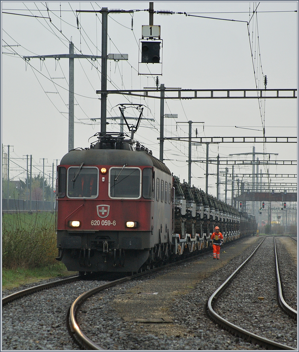 Die Re 620 059-6 übernimmt im Rangierbahnhof Biel eine Militärzug. 

15. April 2019 