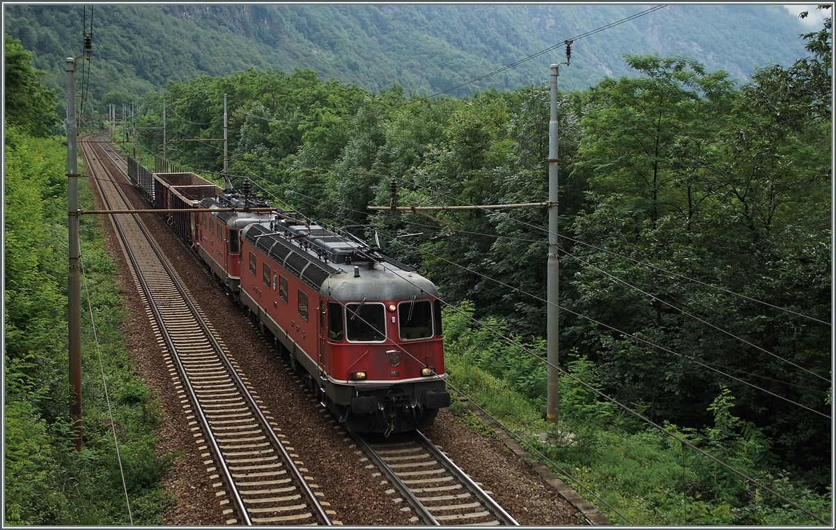 Die Re 6/6 11603 hat mit Hilfe der Re 4/4 II/III wohl kaum Mühe den Güterzug die Simplon-Rampe hinaufzuziehen. 
Bei Varzo, den 2. Juli 2014