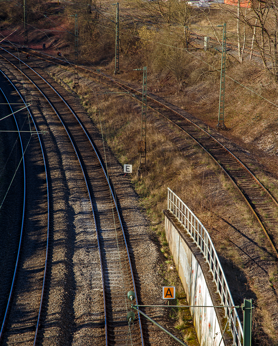 Die recht kurze Langsamfahrstelle in Betzdorf-Bruche an der Siegstecke (KBS 460) am Fahrtrichtungsgleis in Richtung Köln , hier am 28.02.2022. 

Vorne die Lf 2 – Anfangsscheibe, die rechteckige  gelbe Scheibe mit weißem Rand und dem schwarzem A, zeigt den Anfang des durch Signal Lf 1 angekündigten langsam zu befahrenden Gleisabschnittes an.

Hinten die Lf 3 – Endscheibe, die echteckige weiße Scheibe mit dem schwarzen E, zeigt schon das Ende des am Signal Lf 2 beginnenden, langsam zu befahrenden Gleisabschnittes an.

Die Langsamfahrstelle besteht schon seit Tagen, bin gespannt wie lange es dauert den eigentlich kurzen Bereich instand zu setzen.
