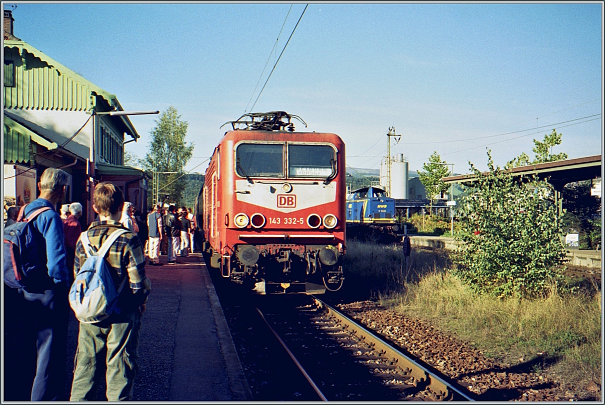 Die Reise mit dem  Kleber -Express von München nach Freiburg i.B. endete leider kurz vor dem Zeil; SEV infolge Bauarbeiten; aber das letzte kurze Stück bis Freiburg wurde dann in dem hier in Himmelreich ankommenden und hier wendenden Zug mit der DB 143 332-5 zurückgelegt.

Analogbild vom 11. Oktober 2001 