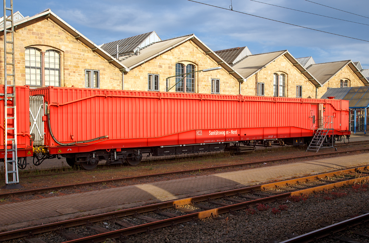 Die Rettungszüge (früher Tunnelrettungszug) bestehen neben den zwei Loks der Baureihe 714 (modifizierte V 100 bzw. Baureihe 212) aus jeweils zwei Transportwagen 380, einem Gerätewagen 381, einem Sanitätswagen 382 (beim Fuldaer Zug aus zwei Sanitätswagen) und einem Löschmittelwagen 383. 

Hier der Sanitätswagen - Nord 60 80 99 11 229-4 DB Rtz- Sanität 382 vom Rettungszug Fulda am 05.10.2015 in Fulda. 

Bei diesen Wagen (dem Rtz Sanitätswagen 382) handelt es sich auch um einen Neubau der Firmen Talbot und Drägerwerk AG auf der Basis von vierachsigen Reisezugwagen. Für die schnelle Versorgung Schwerverletzter besitzen die Wagen zwei Notarztbehandlungsplätze. Mit dem Transportwagen sind sie über eine gasdichte Schleuse verbunden, die auch vom Wageninnern manuell getrennt werden kann. Das Rettungskonzept sieht vor, dass die Lok und der Transportwagen als selbständige Einheit Verletzte aus dem Tunnel bringen können, während der Rest des Zuges weiter an der Unfallstelle verbleibt. Auch der Sanitätswagen hat, wie auch der Transportwagen, eine autarke Energie- und Luftversorgung. Die Sanitätswagen haben die Typenbezeichnung U 30 253. 

Bei dem Fuldaer Zweirichtungszug ist hinter dem Transportwagen 1 ein weiterer Sanitätswagen eingestellt. Diese Ergänzung war notwendig, da in Fulda keine Möglichkeit besteht, den Zug über Verbindungskurven, Gleisdreiecke o.ä. zu  wenden . Dementsprechend sind diese auch als Sanitätswagen Süd bzw. Nord bezeichnet worden. Gleiches gilt für die beiden Transportwagen des Fuldaer Zuges. Bei den anderen Standorten ist diese Möglichkeit gegeben, so dass der Rettungszug immer mit der Lok 1 voraus an der Unfallstelle eintrifft.    
    
Technische Daten: 
Spurweite: 1.435 mm
Anzahl der Achsen: 4 (in zwei Drehgestellen)
Länge über Puffer: 26.500 mm
Drehzapfenabstand: 19.000 mm
Achsstand im Drehgestell: 2.500 mm
Gewicht: 49 t / 60 t
Bremse: KE-GP-mz (D) P 53 t G 44 t
Zulässige Höchstgeschwindigkeit: 120 km/h

Quellen:
http://www.bahndienstwagen-online.de
sowie Eigene Beobachtungen und Recherchen
