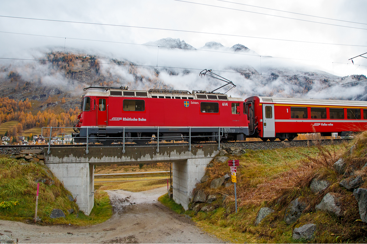 
Die RhB Ge 4/4 II - 614  Schiers  mit dem Regionalzug nach Scuol-Tarasp verlässt am 02.11.2019 Pontresina.