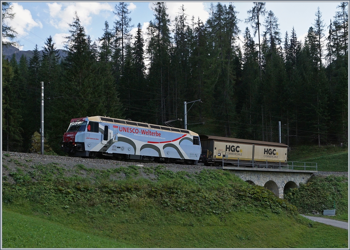 Die RhB Ge 4/4 III 650 mit einem Mini-Güterzug auf der mittleren Stufe oberhalb von Bergün.
14. Sept. 2016