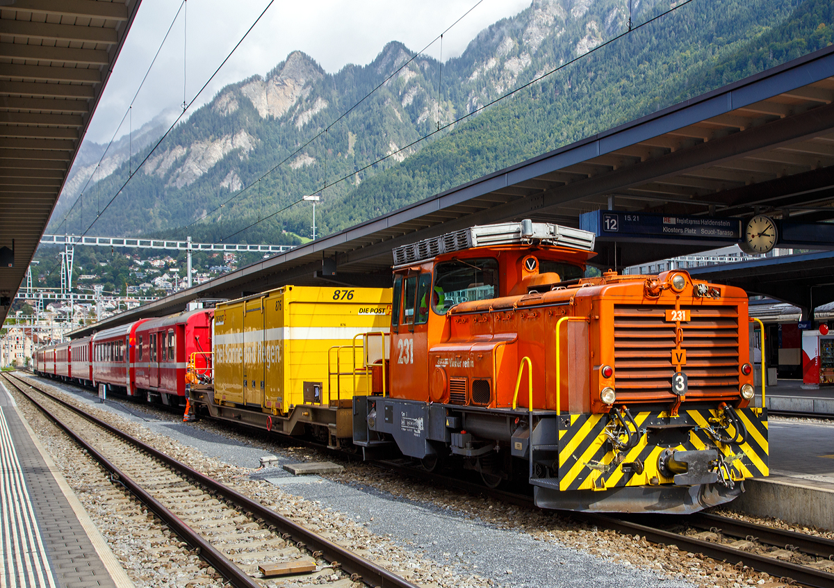 
Die RhB Gm 3/3 - 231 setzt am 12.09.2017 im Bahnhof Chur einen Postgüterwagen an den gerade eingefahrenen RegioExpress nach Scuol-Tarasp, so wir dieser zum Gmp.
