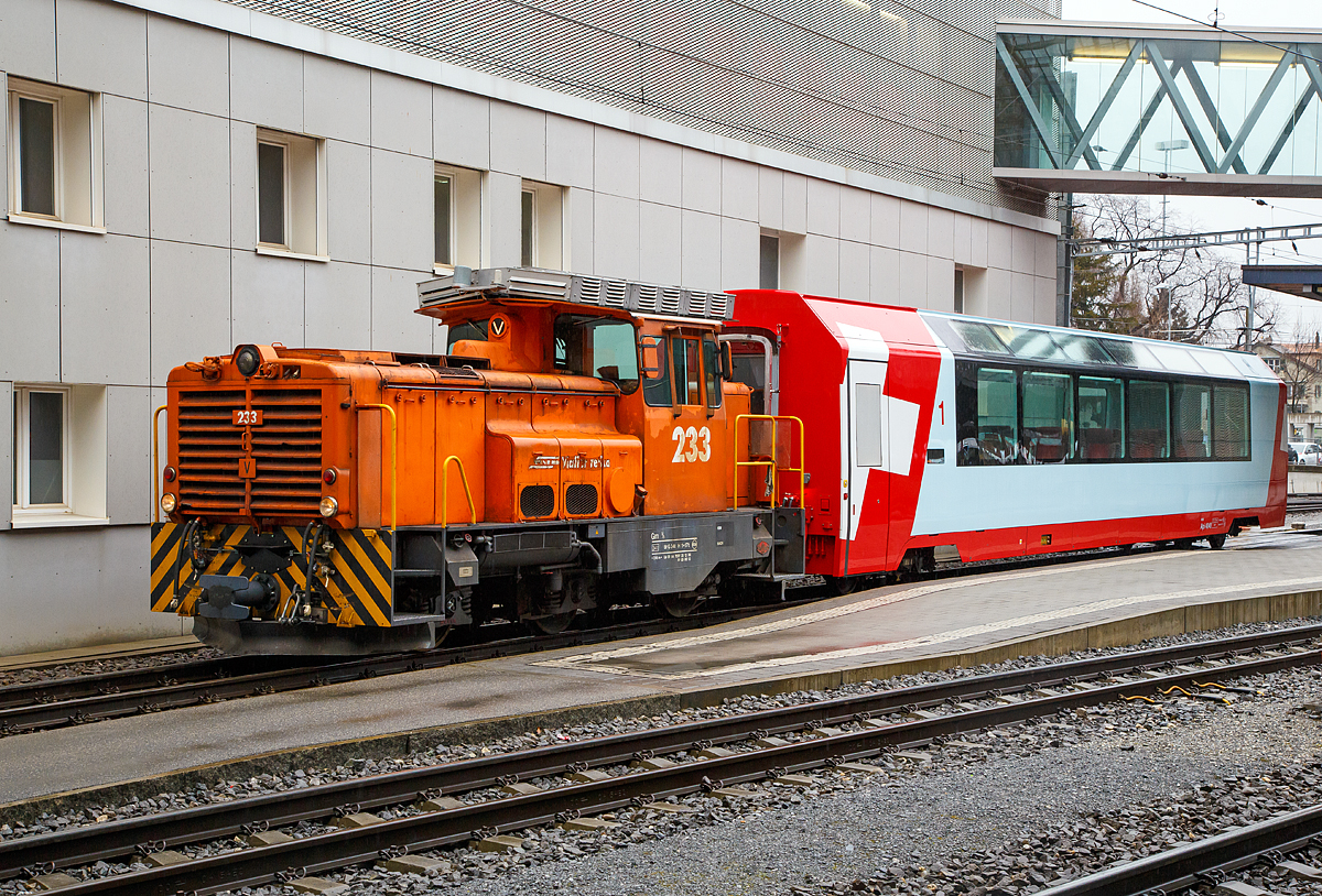 Die RhB Gm 3/3 – 233 rangiert am 17.02.2017  den Glacier-Express  Panoramawagen MGB Api 4040 im Bahnhof Chur.

Daten der Gm 3/3 siehe: http://hellertal.startbilder.de/bild/schweiz~dieselloks-schmalspur~gm-33-rhb/644342/von-der-anderen-seite-ohne-wagendie.html

Der Panoramawagen f�r den Glacier-Express MGB Api 4040 ist ein 2011 von Stadler gebauter Wagen.

F�r die Neulancierung des Glacier-Express entschlossen sich RhB und MGB, gemeinsam vier ganze Zugskompositionen in Auftrag zu geben. Die Grundkonzeption der Wagen, insbesondere die wichtigsten Masse (L�nge �ber Puffer, Kastenl�nge, Drehzapfenabstand, Fu�bodenh�he und Fensteranordnung) wurden von den Breda-Wagen �bernommen. Die Gemeinsamkeiten zu den Bernina-Express-Wagen sind beim Wagenkasten gering. Hingegen laufen die Wagen auf denselben luftgefederten Stadler-Drehgestellen, wie die zweite Serie Bernina-Express-Wagen und der Zug verf�gt nur �ber (bei Bedarf vakuumgesteuerte) Druckluftbremsen. Der Sitzteiler ist in beiden Wagenklassen gleich, hingegen sind in erster Klasse nur 2+1 Sitze in der Breite angeordnet, in zweiter Klasse 2+2 Sitze. Jeder Zug ist aus sechs Wagen zusammengesetzt, und zwar in der Reihenfolge Ap-Api-WRp-Bp-Bp-Bp.

Die RhB und die MGB hatten 2003, 2008 und 2010 bei Stadler insgesamt 34 Wagen f�r den Glacier Express, den wohl ber�hmtesten Zug der Welt, bestellt. Dieser f�hrt in rund sieben Stunden von Zermatt nach Davos oder  St. Moritz. Fahrg�ste genie�en den Ausblick auf die unber�hrten Berglandschaften, mond�nen Kurorte, tiefen Schluchten, lieblichen T�ler, 91 Tunnels  und  291 imposante Br�cken durch  Panoramafenster. Ein blendfreies Mittelleuchtband stellt eine  angenehme Lichtverteilung sicher.  Dar�ber hinaus verbreiten die Klimaanlagen in jeder Jahreszeit optimales Klima in den Z�gen. Um das Wohlbefinden der Fahrg�ste noch zu steigern, werden diese an den Sitzpl�tzen bewirtet. Sie haben die M�glichkeit, �ber Kopfh�rer pr�zise Informationen �ber die befahrenen Streckenabschnitte zu erhalten. Die luftgefederten und �ber einen Drehkranz mit dem Wagenboden verbundenen Drehgestelle erm�glichen eine ger�uscharme Fahrt.

TECHNISCHE DATEN (Api 4040):
Baujahr und Hersteller: 2011 – Stadler
Spurweite: 1.000 mm
Anzahl der Achsen: 4
L�nge �ber Puffer: 18.500 mm
Kastenl�nge: 17.700 mm
Drehzapfenabstand: 12.830 mm
Achsabstand im Drehgestell: 1.800 mm
Laufraddurchmesser: 685 mm (neu)
Drehgestellart: Stadler 
Fu�bodenh�he: 950 mm
Einstiegbreite: 850 mm
Breite: 2.680 mm
H�he: 3.695
Sitzpl�tze: 30
zul�ssige Geschwindigkeit: 100 km/h (Adh�sion) / 35 km/h (Zahnstange)
Minimaler Kurvenradius: 60 m
Lauff�hig: StN (Stammnetz) / MGB (Matterhorn Gotthard Bahn)

Besonderheiten: Wagenkasten aus Aluminium-Strangpressprofilen, Luftgefederte Drehgestelle mit Drehkranz, Einstellbares Zahnrad, in Drehgestellrahmen integriert

Was Aktuelles (2021):
Seit dem 10.April 2021 sind die drei RhB Rangierloks Gm 3/3 231-233 bei der Dampfbahn Furka-Bergstrecke. Eine Lok ersetzt die revisionsf�llige Gm 4/4 71  Elch  (ex MGB), die beiden anderen Loks werden als Ersatzteilspender dienen.
Siehe auch:
http://www.furka-rhein-main.de/index.php/17-aktuell/73-neues-rollmaterial

