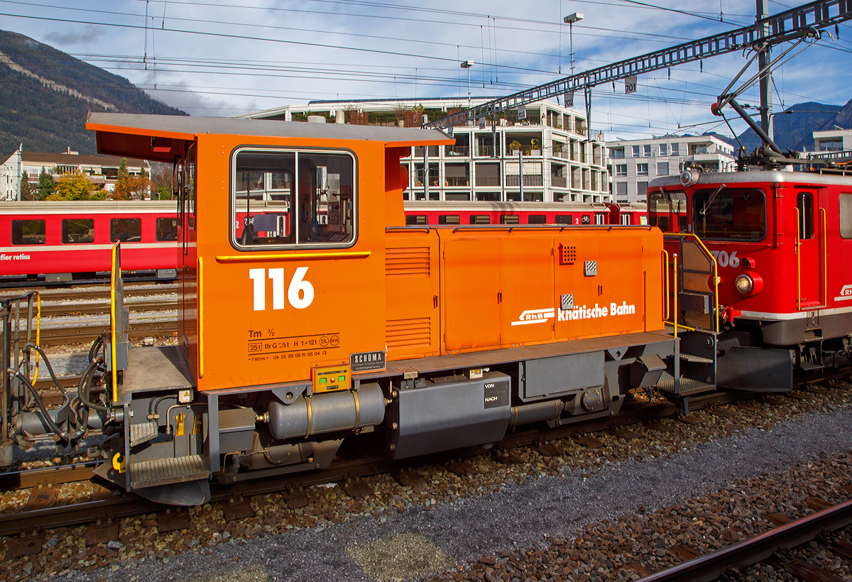 
Die RhB Tm 2/2 - 116 und einem Bauzug am 01.11.2019 im Rbf Chur (aufgenommen aus einem Zug herraus).