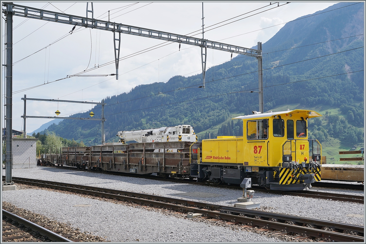 Die RhB Tmf 2/2 87 wartet in Disentis mit einem Bauzug auf ihren nächsten Einsatz. 

16. Sept. 2020