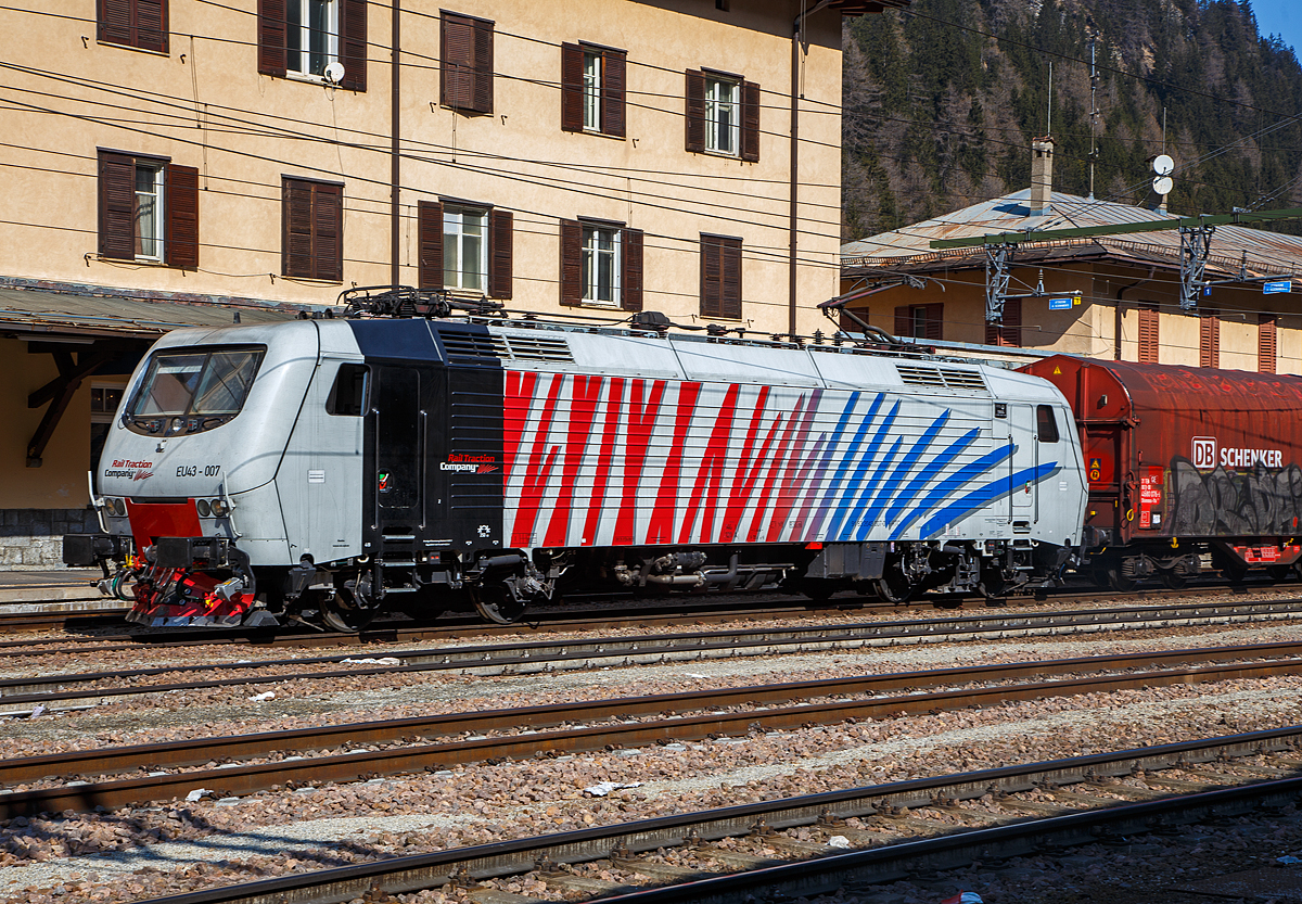 Die RTC - Rail Traction Company EU43 - 007 (91 83 2043 007-0 I-RTC) steht am 26.03.2022, mit einem gemischten Güterzug, im Bahnhof Brenner / Brennero zur Abfahrt in Richtung Verona bereit.

Die Lok vom Typ Adtranz 112E wurde 2001 von Bombardier (ex Adtranz-Pafawag) in Wrocław (Breslau), unter Fabriknummer 112E 07 gebaut. Sie, wie weitere 7 Loks, waren eigentlich für die Lieferung an die polnische PKP - Polskie Koleje Państwowe (als PKP EU43) vorgesehen, der Verkauf scheitere aus finanziellen Gründen seitens der PKP. Die 8 polnischen Loks wurden dann an die italienische Privatbahngesellschaft RTC (Rail Traction Company) verkauft, die polnische Bezeichnung EU43 wurde später an Lokomotiven der TRAXX-Variante MS2 vergeben. 

Die Loks der Baureihe EU43 vom Typ Bombardier 112E sind ähnlich denen der ab 1996 vom damaligen Hersteller ABB Tecnomasio in Vado Ligure (Italien) gebauten 20 Brennerloks der FS Baureihe E.412 (Adtranz 112E). Die E.412 haben z.B. das Führerpult wie in Italien üblich links und nicht wie die für Polen vorgesehenen EU43 rechts, daher sind beide in Italien als unterschiedlichen Baureihen eingeordnet.

Auch wenn die Lok nur zwei Stromabnehmer der Bauart WBL 85 haben, sind es elektrische Mehrsystemlokomotiven für 15 kV, 16,7 Hz Wechselstrom und 3 kV bzw. 1,5 kV Gleichstrom. Jeeils ein Stromabnehmer ist für Gleichspannung (Führerstand A, italienische Palette) und einer für Wechselspannung (Führerstand B, deutsch-österreichische Palette). Die Lokomotiven verfügt über eine elektrische Nutzbremse. 

Ursprünglich war für beide Baureihen die Zulassung für Österreich und Deutschland vorgesehen. Die ÖBB hatte zunächst die Zulassung verweigert und erst 2006 erteilt.
