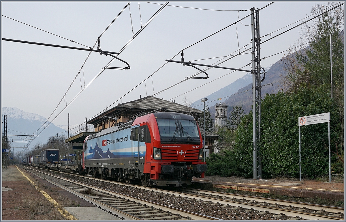 Die SBB Cargo International Re 193 467  Brig  fährt am  Schiefen Turm von Cuzzago  bei der gleichnamigen Station auf der Strecke Domodossola - Milano vorbei.

29. Nov. 2018