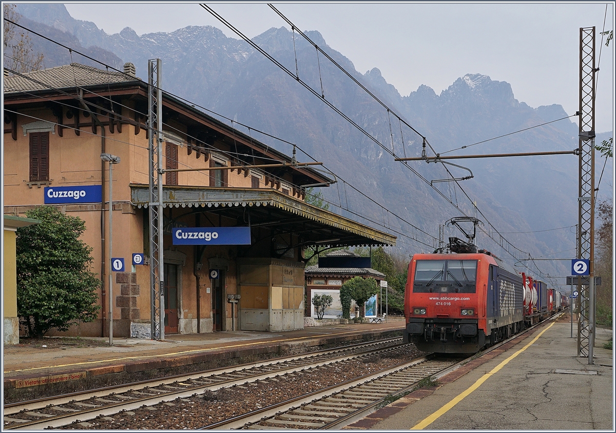 Die SBB Cargo International Re 474 016 fährt in Cuzzago mit einem Güterzug Richtung Domodossola.
29. Nov. 2018