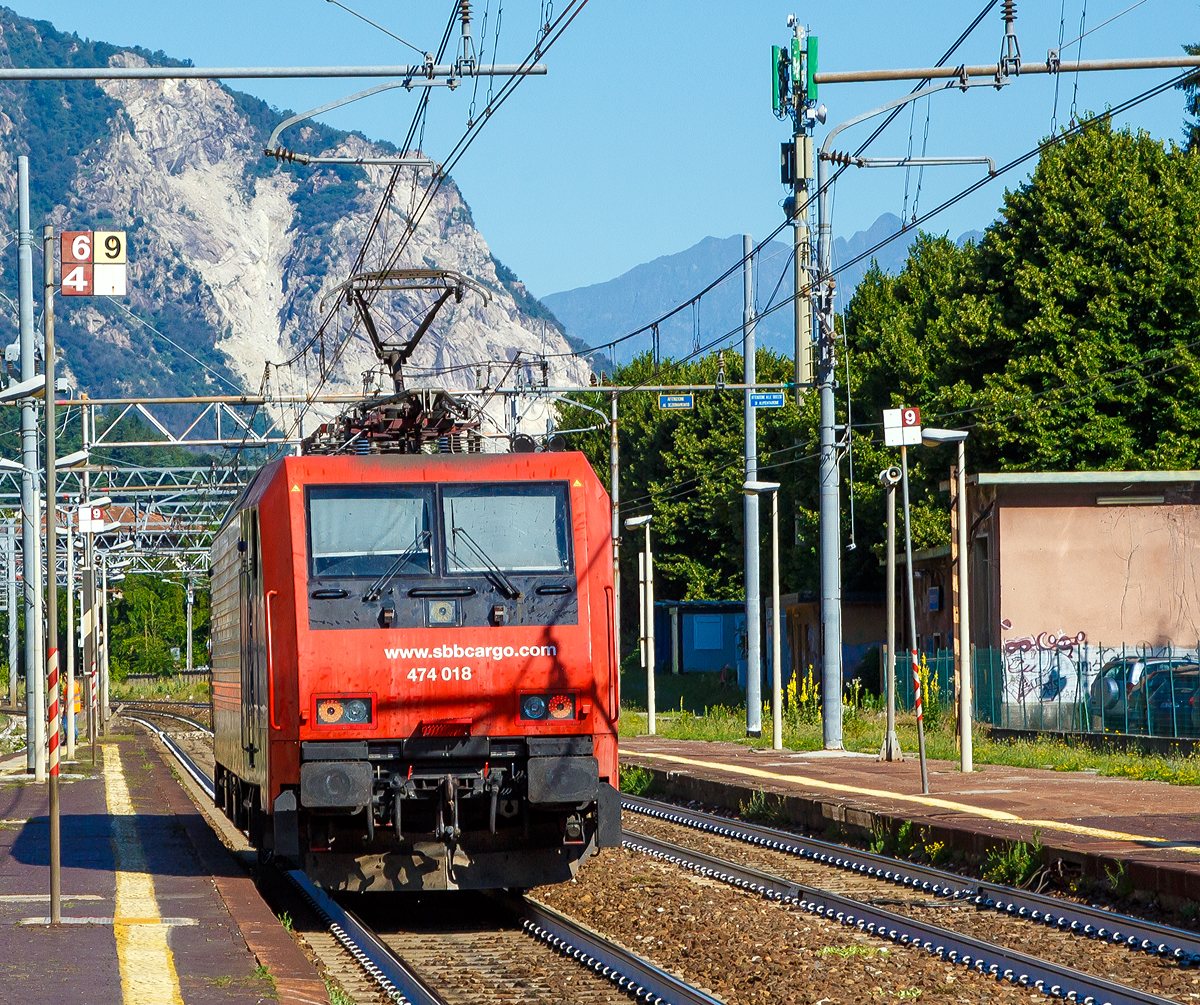 
Die SBB Cargo Re 474 018 (91 83 2474 018-5 I-SBBCI, Class 189-VF) ex E 474-018 SR rauscht am am 22.06.2016 durch den Bahnhof Stresa in Richtung Domodossola. 

Die Siemens ES64F4 ) wurde 2005 von Siemens unter der Fabriknummer 21142 gebaut. Von 2006 bis 2011 war sie für die NORDCARGO S.r.l. als E 474-018 SR unterwegs. 

Bei den SBB sind die Loks dieses Typs (deutsche BR 189) als Re 474 seit Mai 2005 im Einsatz. Es waren zunächst 18 Maschinen bestellt, es wurden jedoch aufgrund von Verzögerungen bei der Zulassung in Italien und anderer Probleme nur 12 übernommen.

Diese Schweizer Re 474 ist nach der UIC-Nummer eigentlich eine italienischen E 474, wobei in Italien es die Baureihe E.474 und die E.189 gibt, die Loks aber baugleich sind und sich lediglich an den Länderpaketen bzw. Zulassungen unterscheiden können.