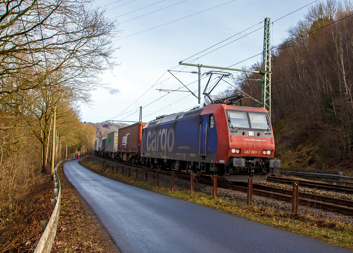  Die SBB Cargo Re 482 003-1 (91 85 4482 003-1 CH-SBBC) fährt am 05.02.2016 mit einem Containerzug durch Wissen an der Sieg in Richtung Köln. 

Die TRAXX F140 AC1 wurde 2001 von Bombardier unter der Fabriknummer 33471 gebaut. 
