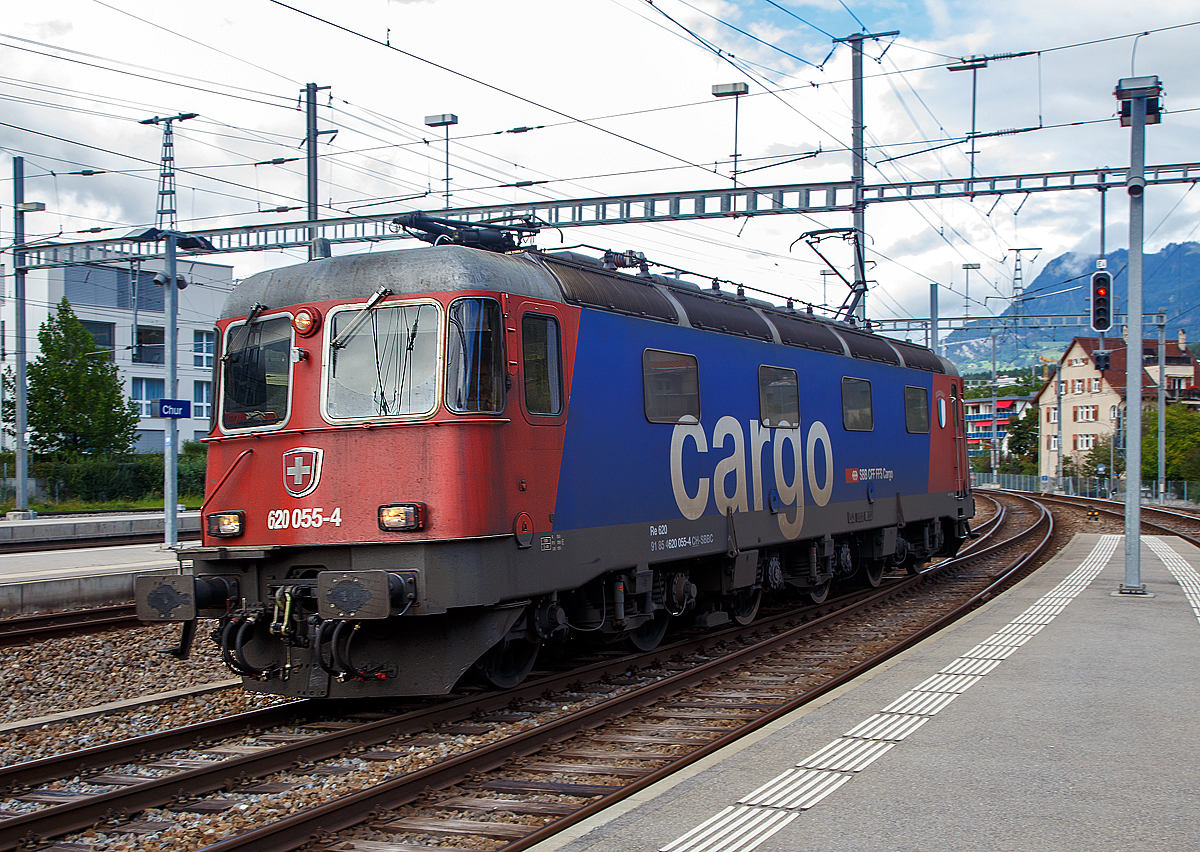 Die SBB Cargo Re 620 055-4  Cossonay  (91 85 4620 044-4 CH-SBBC), ex SBB Re 6/6 11655  Cossonay  erreicht am 12.09.2017 den Bahnhof Chur.

Die Re 6/6, nach neuem Bezeichnungsschema Re 620, sind sechsachsige  (Achsformel Bo’Bo’Bo’), elektrische Lokomotiven der Schweizerischen Bundesbahnen (SBB), die als Ersatz für die Ae 6/6 im schweren Dienst am Gotthard angeschafft wurden.

Aus den Anforderungen an die Baureihe ergab sich für die Traktion die Notwendigkeit von sechs Triebachsen. Um dennoch gute Kurvenlaufeigenschaften mit niedrigem Verschleiß zu erreichen, wurden im Gegensatz zur Ae 6/6 drei zweiachsige Drehgestelle eingebaut, wobei sich das mittlere stark seitlich bewegen kann. Für einen besseren Kurveneinlauf der nachlaufenden zwei Drehgestelle wurden zusätzlich zwischen den drei Drehgestellen elastische Querkupplungen angeordnet.

Das Design ist der Form der Re 4/4II angelehnt, ebenso die Bedienung und die herkömmliche Trafotechnik, welche bei der Re 6/6 zuletzt eingesetzt wurde. Bei der Re 6/6 sind allerdings zwei Transformatoren (Leistungstransformator und Regeltransformator) vorhanden, die sich im Lokomotivkasten zwischen den Drehgestellen befinden.

Die zwar ähnliche Frontpartie weist gegenüber der Re 4/4II/III ein höheres Dach auf. Wie bei den Re 4/4II/III, erhalten auch alle Re 6/6 nach und nach klimatisierte Führerstände.

Die Re 6/6 – ursprünglich den Gotthardlokomotiven zugeordnet – verfügen über Vielfachsteuerung zusammen mit Re 4/4II, Re 4/4III, Re 4/4IV und RBe 4/4. Im Personenverkehr zogen sie schwere Reisezüge über den Gotthard (als Alternative zu einer Doppeltraktion zweier Re 4/4II). Im Güterverkehr werden sie landesweit für schwere Güterzüge eingesetzt, sehr oft auch in Vielfachsteuerung mit einer Re 4/4II oder Re 4/4III. Ein solches Tandem, oft auch kurz als  Re 10/10  bezeichnet (aufgrund der 10 angetriebenen Achsen), ist in der Lage, die erhöhte Zughakenlast von 1.400 Tonnen über die 26 Promille Steigung der Gotthardstrecke zu befördern. 

TECHNISCHE DATEN (Serie):
Gebaute Stückzahl:  4 Prototypen und 85 Serienmaschinen
Hersteller:  SLM, BBC, SAAS
Baujahre:  1972 (Prototypen), 1975–1980 (Serie)
Spurweite:  1.435 mm (Normalspur)
Achsfolge:  Bo'Bo'Bo'
Länge über Puffer: 19.310 mm
Drehzapfenabstände: 5.700 / 5.700 mm
Achsabstand in den Drehgestellen: 2.900 mm
Treibraddurchmesser:  1.260 mm (neu)
Höhe: 3.932 mm
Breite: 2.950 mm
Dienstgewicht: 120 t
Anzahl der Fahrmotoren: 6
Stundenleistung an der Welle: 6 x 1.338 kW = 8.028 kW
Stundenleistung am Rad: 7.802 KW
Dauerleistung am Rad: 7.244 kW
Höchstgeschwindigkeit: 140 km/h
Getriebeübersetzung: 1: 2,636
Anfahrzugkraft: 395 kN
Stundenzugkraft: 267 kN
Dauerzugkraft: 235 kN
Elektrische Bremse: Nutzstrom
Stromsystem: 15 kV, 16,7 Hz ~