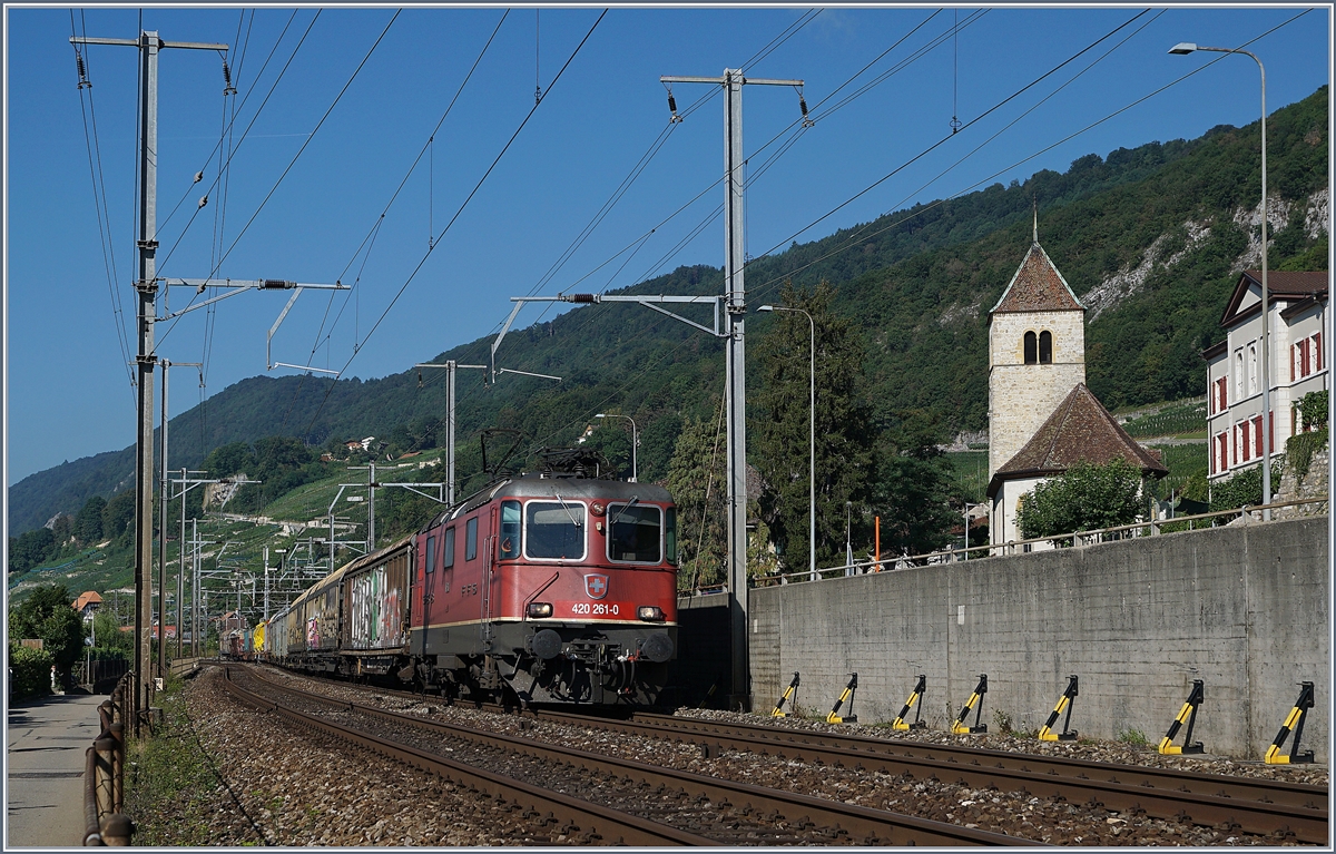 Die SBB Re 420 261-0 mit einem Güterzug bei Twann.
18. Aug. 2017