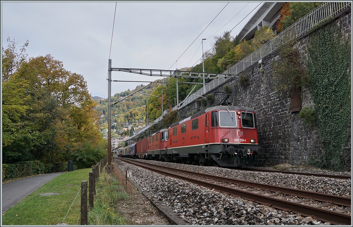 Die SBB Re 420 269-4 und eine weitere mit einem kurzen Güterzug kurz nach der Haltestelle Veytaux Chillon auf der Fahrt in Richtung Wallis.

20. Okt. 2020