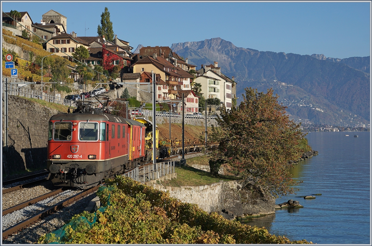 Die SBB Re 420 297-4 mit einem (Dienst)-Güterzug bei St-Saphorin.
16. Okt. 2017