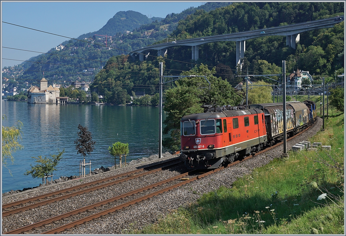 Die SBB Re 420 327-9 mit einem Güterzug kurz vor Villeneuve.
3. August 2018