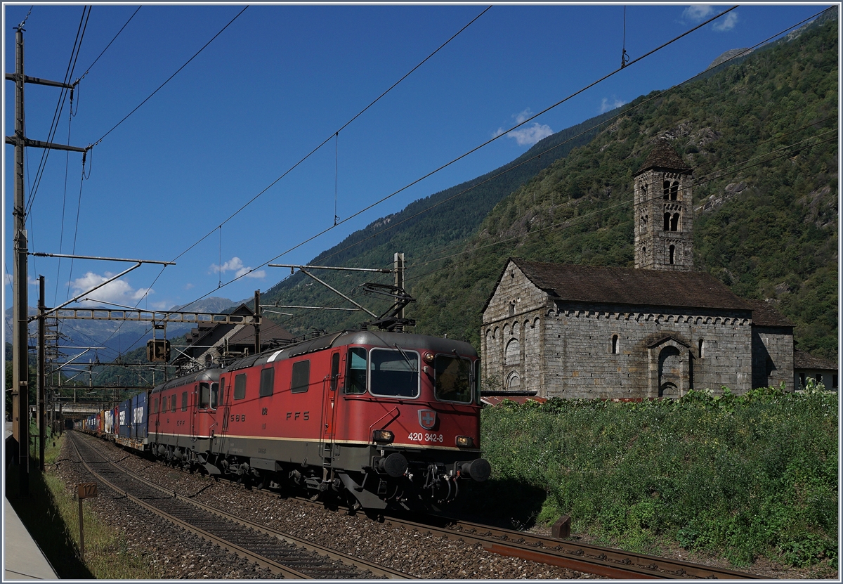 Die SBB Re 420 342-8 und eine Re 6/6 fahren in Giornico mit einem Güterzug Richtung Süden.
7. Sept. 2016