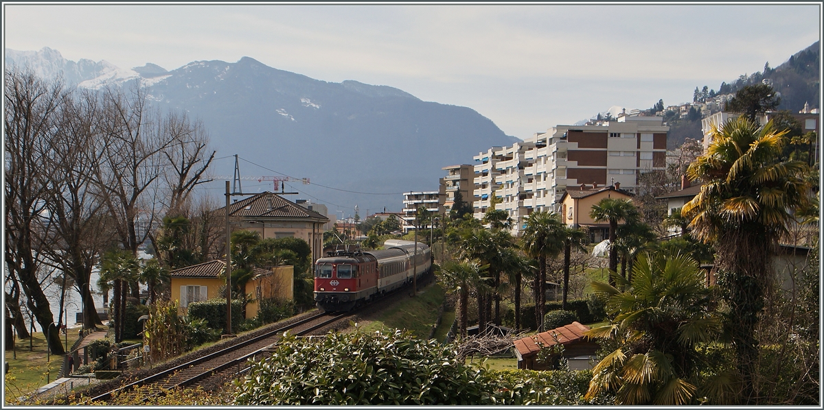 Die SBB Re 4/4 II 11111 mit ihrem IR 2328  Locarno - Arth-Gloldau kurz nach der Abfahrt in Locano.
18. März 2015