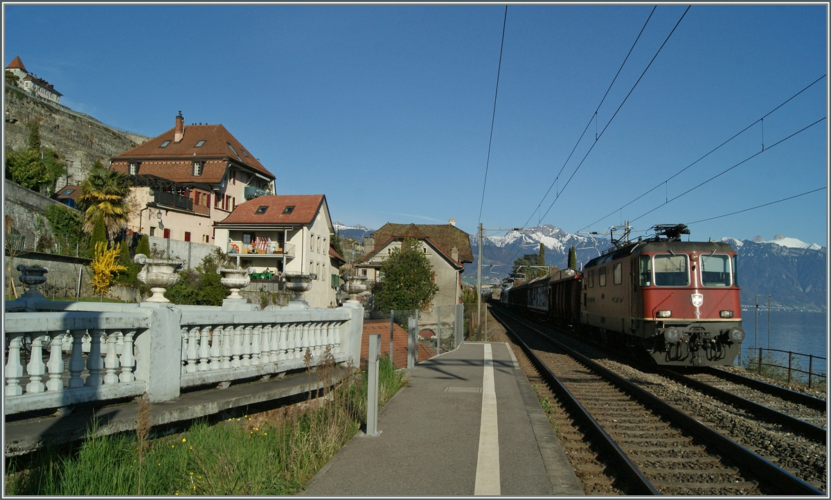 Die SBB Re 4/4 II 11252 mit einem Güterzug bei der Durchfahrt in St-Saphorin. 
15. April 2015