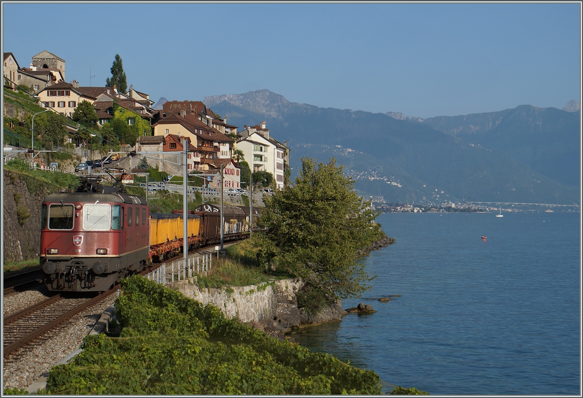 Die SBB Re 4/4 II mit einem Güterzug bei St-Saphorin. 
31. August 2015