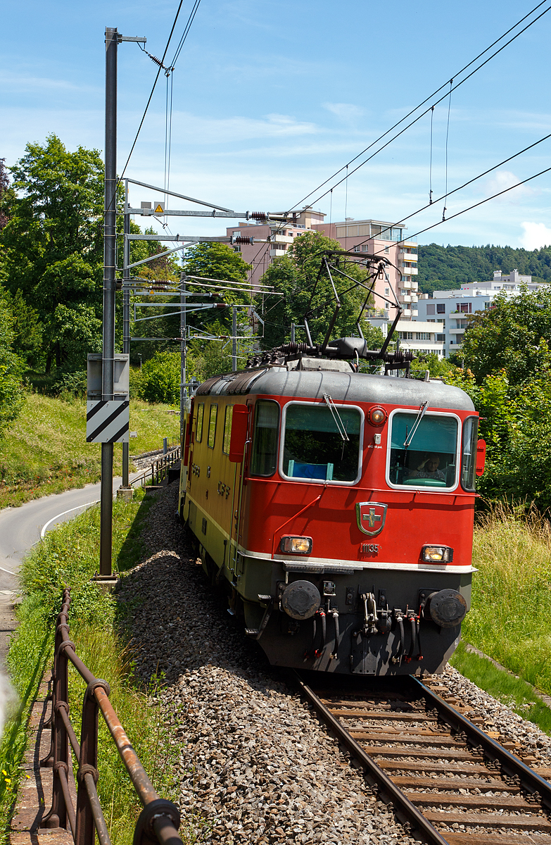 
Die SBB Re 4/4 II 11135 (Re 420 135) fährt am 18.06.2016 mit dem IR 2823, durch die neue Haltestelle  Neuhausen Rheinfall , in Richtung Zürich HB. 

Die Lok ist eine der 1. Serie mit Scherenstromabnehmer, Baujahr 1967 gebaut von SLM unter der Fabriknummer 4667.

Einen lieben Gruß an den netten Lokführer zurück. Seinen netten Gruß habe ich leider erst am Bildschirm gesehen.