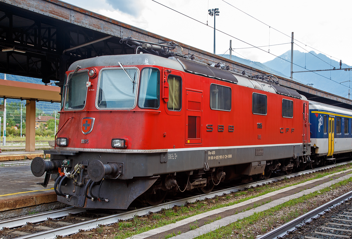 Die SBB Re 4/4 II – 11195 (2. Serie) bzw. SBB 420 195-0 (91 85 4 420 195-0 CH-SBB) mit einem Einheitswagen I-Pendel (EW I), Regionalzug nach Brig, am 05.08.2019 im Bahnhof Domodossola.

Die Re 4/4II ist eine vierachsige, viermotorige Lokomotive auf zwei Drehgestellen. Die Radsätze sind über Schraubenfedern am Drehgestellrahmen abgestützt. Das Drehgestell ist sekundär mit Schraubenfedern (ursprünglich Gummifedern) tief angehängt am Lokomotivkasten abgestützt. Die Zugkraftübertragung erfolgt über Tiefzugstangen von den Drehgestellen an den Lokomotivkasten.

Um einen besseren Kurveneinlauf des nachlaufenden Drehgestells zu ermöglichen, wurde zwischen den zwei Drehgestellen eine elastische Querkupplung eingebaut.

Diese Lokomotiven der zweiten Bauserie (11156–11349 und 11371–11397) haben zwei Einholmstromabnehmer und sind mit 15.410 mm (bei gleichem Drehgestellabstand) einen halben Meter länger als die Lokomotiven der 1. Serie. Die Stirnwände der Lokomotiven der 2. Serie sind etwas stärker geneigt als diejenigen der 1. Serie.

TECHNISCHE DATEN (2.Serie):
Spurweite:  1.435 mm (Normalspur)
Achsfolge:  Bo'Bo'
Hersteller: SLM / BBC / MFO / SAAS 
Dienstgewicht: 84 t (mit Klimaanlage)
Länge über Puffer: 15.410mm 
Drehzapfenabstand:  7.900 mm
Achsabstand im Drehgestell: 2.800 mm
Treibraddurchmesser:  1.235 mm
Breite:  2.970 mm
Höhe:  4.500 mm
Leistung: 4.700 kW (6.320 PS)
Stundenzugkraft: 167 kN
Anfahrzugkraft: 255 kN
Höchstgeschwindigkeit: 140 km/h
Stromsystem:  15 kV, 16,7 Hz AC