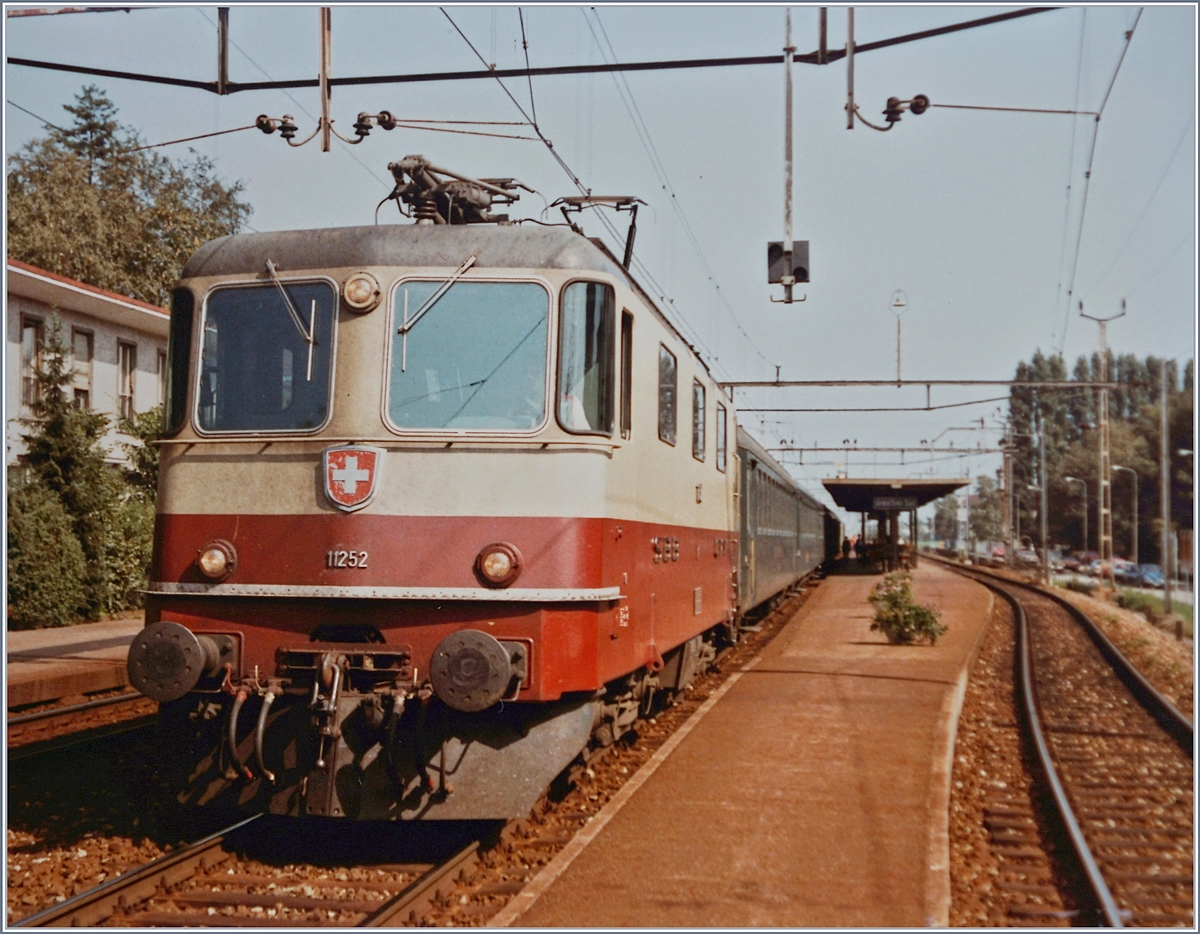 Die SBB Re 4/4 II 11252 mit dem Schellzug 526 Richtung Lausanne beim Halt in Grenchen Süd. 

8. Okt. 1984