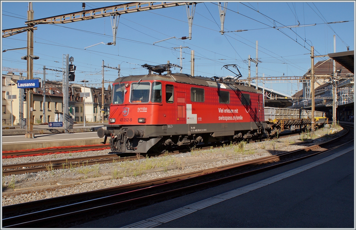 Die SBB Re 4/4 II 11252 (Re 420 252-9)  smile by swisspass  wartet in Lausanne auf die Weiterfahrt in Richtung Vevey. 

3. Aug. 2022