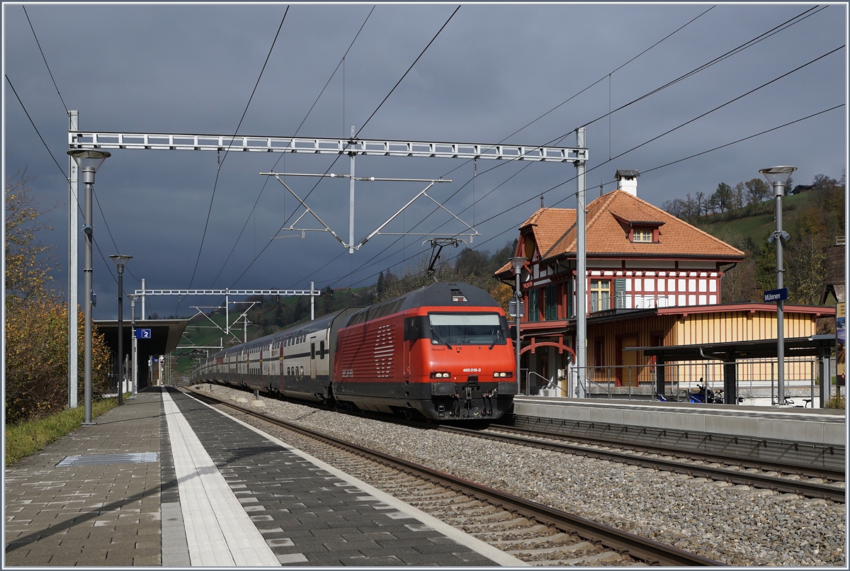 Die SBB Re 460 019-3 mit einem IC Romanshorn - Brig bei der Durchfahrt in M�lenen.
30. Okt. 2017