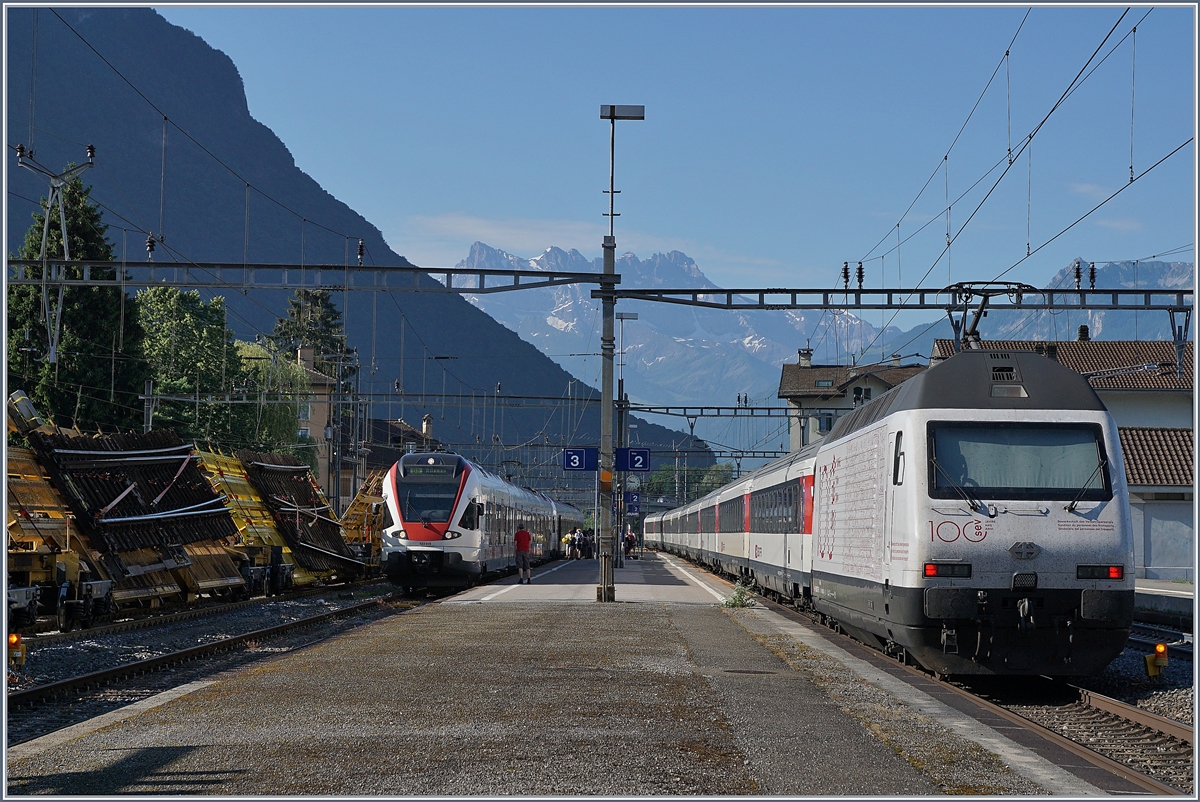 Die SBB Re 460 113-1 mit SEV Werbung schiebt ihren IR 1711 in Villeneuve Richtung Brig und auf Gleis 3 wartet der SBB RABe 523 016 als S3 auf die Abfahrt nach Allaman. 

1. Juli 2019