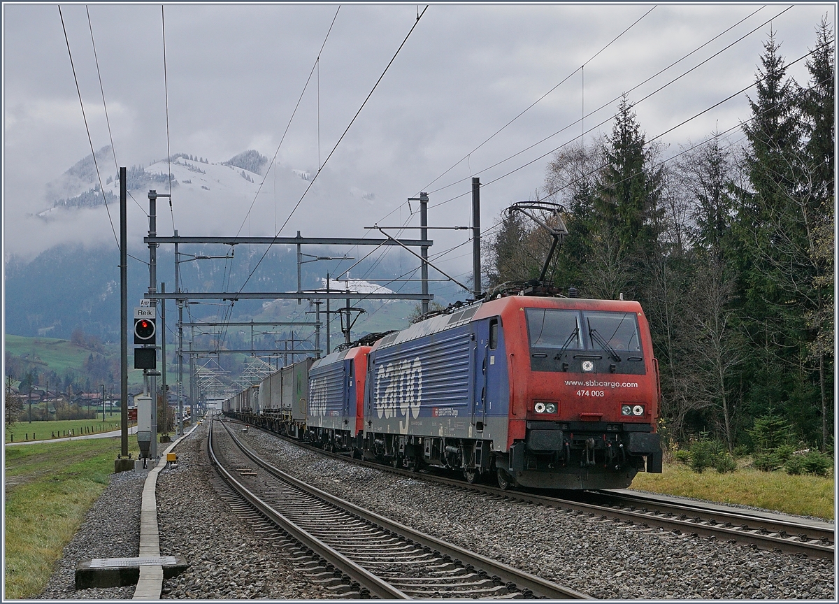 Die SBB Re 474 003 und eine weitere fahren mit einem langen Güterzug durch Mülenen.
9. Nov. 2017