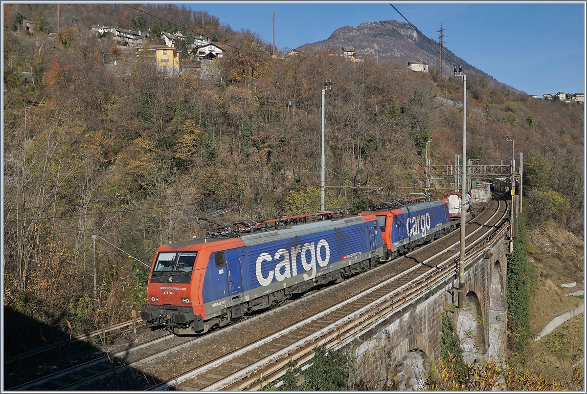 Die SBB Re 474 003 und eine weitere Re 474 fahren kurz vor Preglia mit einem Güterzug Richtung Süden. 
21. Nov. 2017