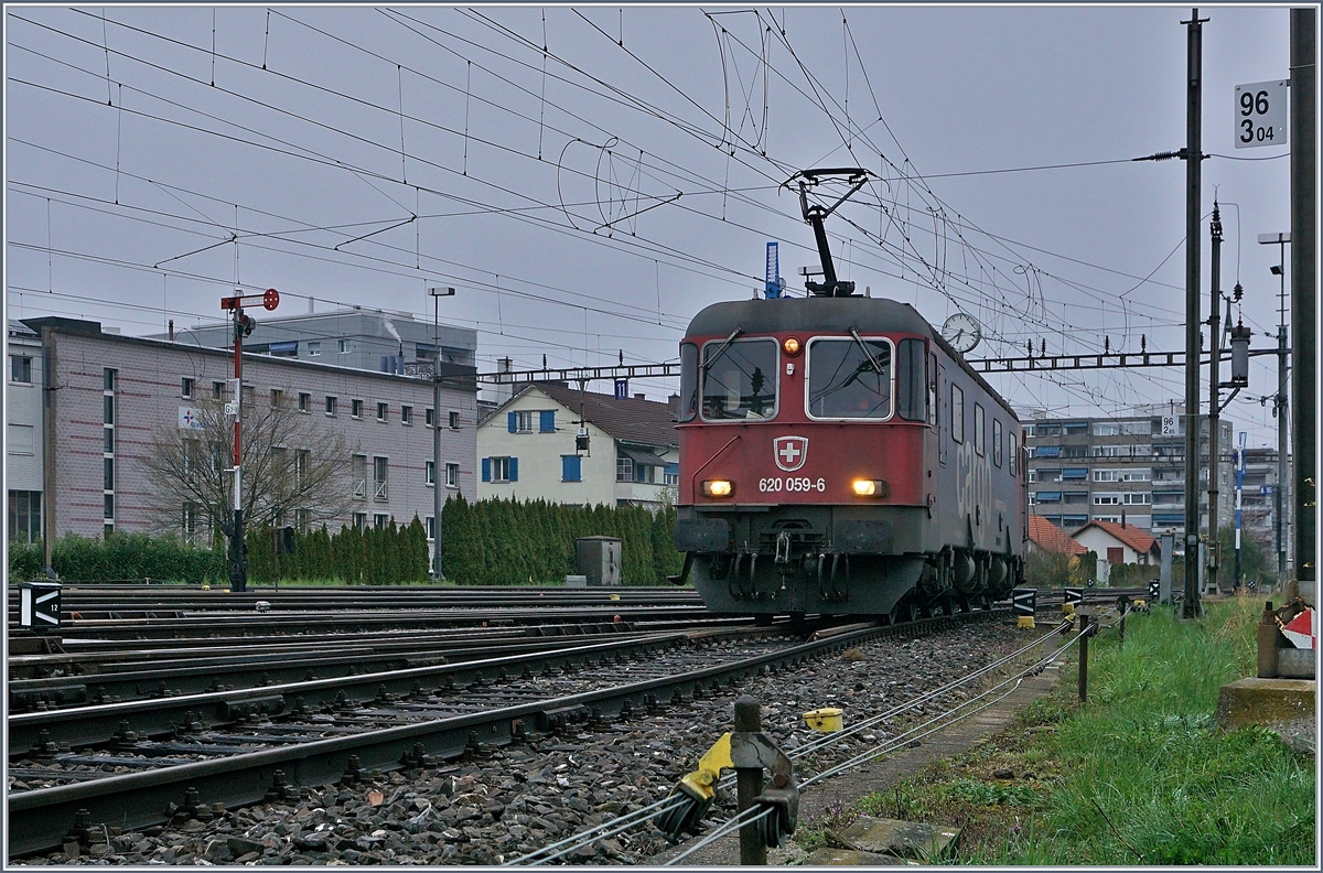 Die SBB Re 620 059-6 ist auf dem Weg  zu ihrem Zug, der im Rangierbahnhof von Biel auf Gleis 1 wartet. 

5. April 2019