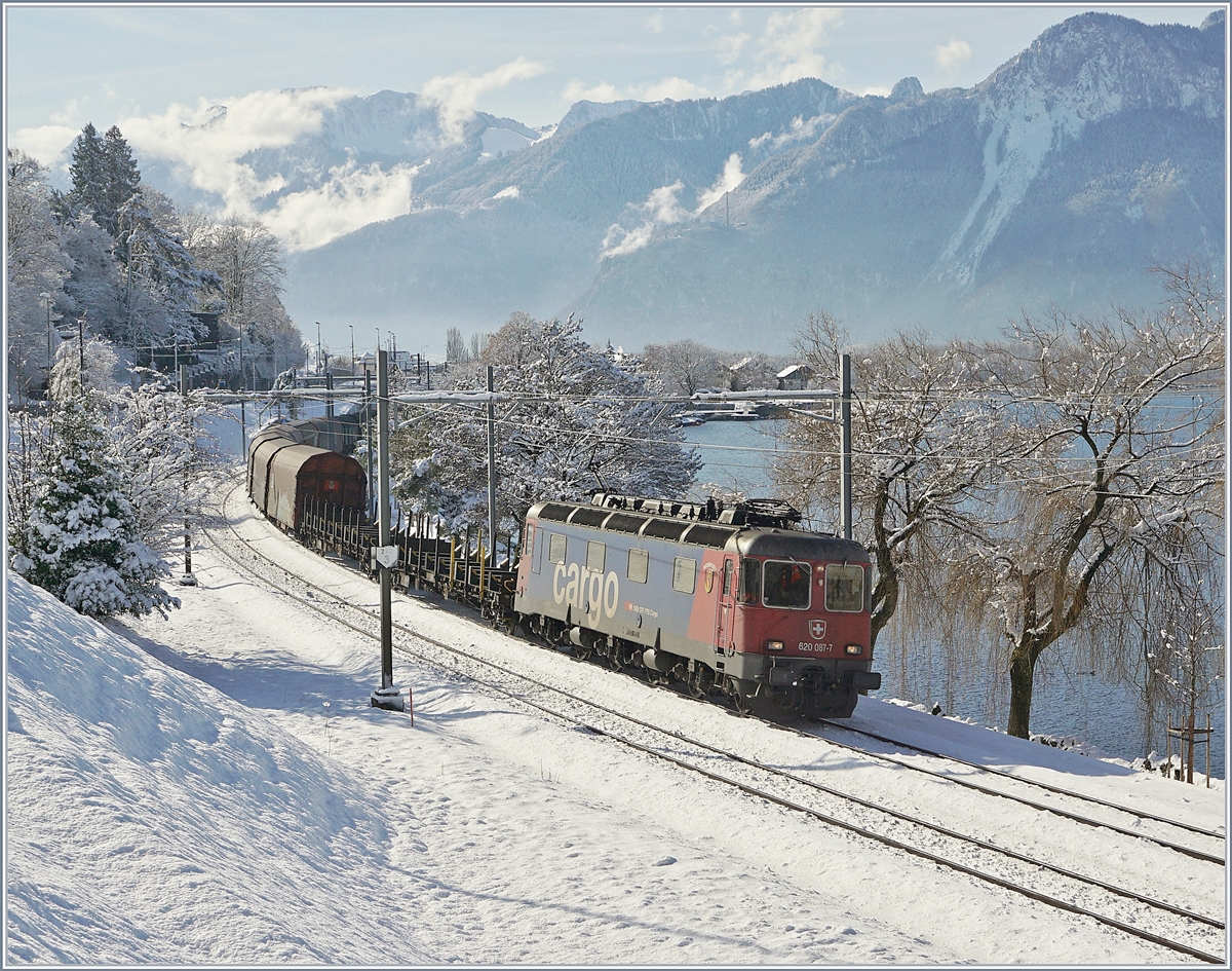 Die SBB Re 620 087-7 kommt mit dem Novelis Güterzug auf der Fahrt von Sierre nach Göttingen bei Villeneuve an den Genfer See.
29. Jan. 2019