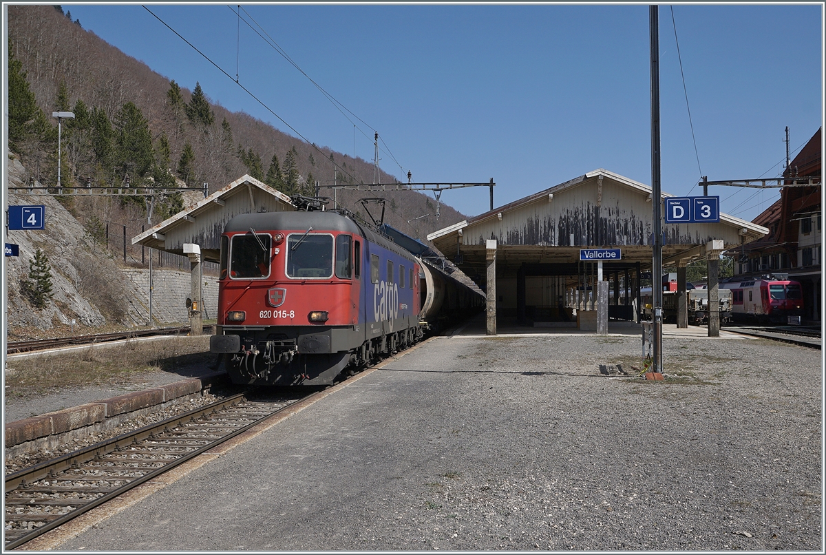 Die SBB Re 6/6 11610 (Re 620 010-9)  Spreitenbach  war an diesem Tage nicht die einzige Re 6/6 (Re 620) die den Weg in abgelegen Tal der Orbe fand: mit dem  Spaghetti -Zug erreicht die SBB Re 6/6 11615 (Re 620 015-8  Kloten  den Grenzbahnhof Vallorbe. In Vallorbe wird die SBB Re 6/6 11615 (Re 620 015-8) durch eine SNCF Lok ersetzt, wobei der Fahrplan so gestalltet ist, dass der Gegenzug etwa zur gleichen Zeit in Vallorbe eintrifft und die Re 6/6 die Gengenleistung nach Domo II übernehmen kann. Doch zuvor gibt es noch ein kleines Kaisermanöver zu bewundern. 

24. März 2022