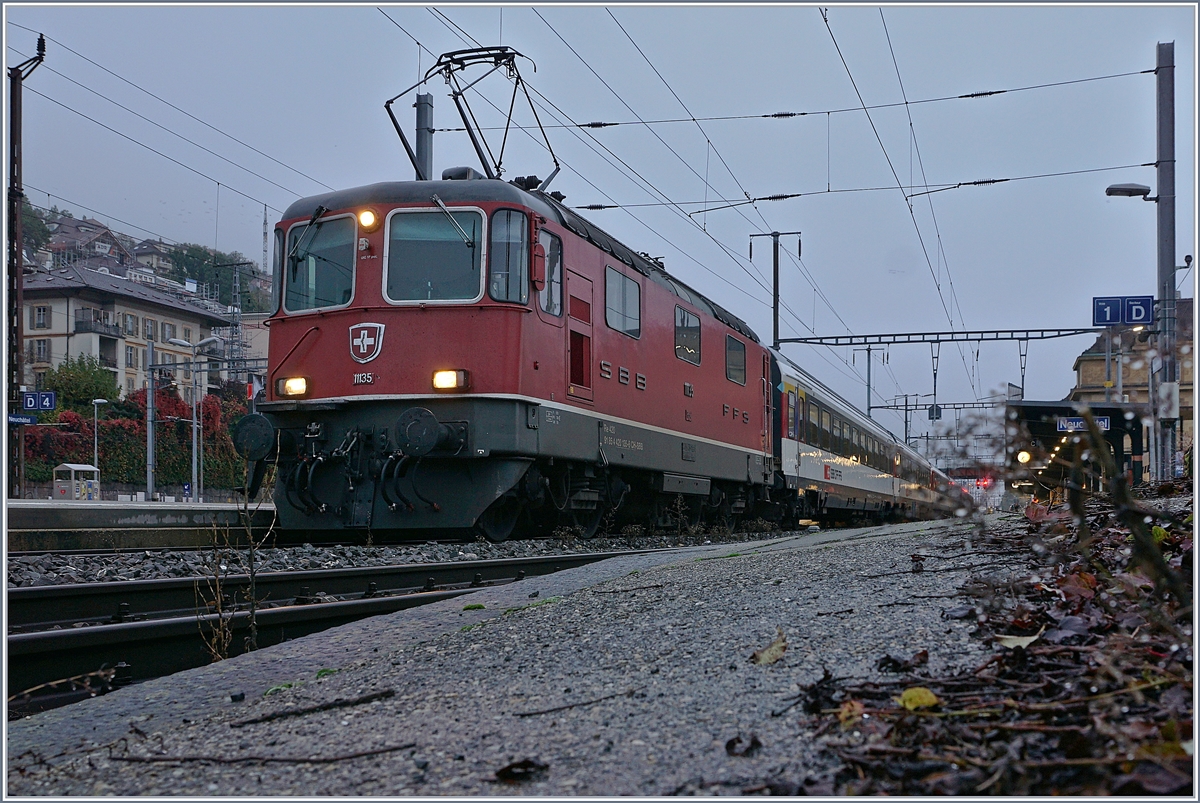 Die SBB Re4/4 II 11135 mit eine IR nach Lausanne wartet in der Zugausgangsstation auf die Abfahrt (7:22). 

29. Okt. 2019