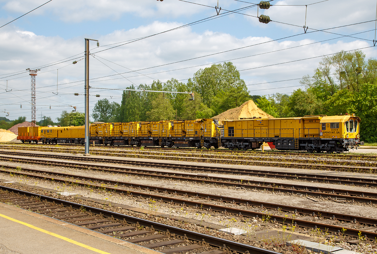 
Die Schienenschleifeinheit RR 32 M-3 der SPENO INT. SA  (eingestellt in Deutschland und Spanien) ist am 14.05.2016 beim Bahnhof Ettelbr�ck (luxemburgisch Ettelbr�ck, franz�sisch Ettelbruck) abgestellt. 

Der 251 t schwere und 77,06 m lange Zug besteht aus folgenden Einheiten: 
AEW 4 (P-602-SPENO), Deutschland Schweres Nebenfahrzeug Nr. 97 33 01 802 17-7, Spanien 91 71 20 47 602-8;  
Schleifaggregat C1,  Deutschland Schweres Nebenfahrzeug Nr. 97 33 01 906 57-2, Spanien 91 71 20 47 018-7 (PVR-018-SPENO); 
Schleifaggregat C2, Deutschland Schweres Nebenfahrzeug Nr. 97 33 01 907 57-0, Spanien 91 71 20 47 019-5 (PVR-019-SPENO); 
Schleifaggregat C3, Deutschland Schweres Nebenfahrzeug Nr. 97 33 01 908 57-8, Spanien 91 71 20 47 020-3 (PVR-020-SPENO);  
Schleifaggregat C4, Deutschland Schweres Nebenfahrzeug Nr.  97 33 01 909 57-6, Spanien  91 71 20 47 021-1 (PVR-021-SPENO) und dem 
Steuerwagen, Deutschland Schweres Nebenfahrzeug Nr. 97 33 01 910 57-4, Spanien 91 71 20 47 022-9 (PVR-022-SPENO). 

Die  Schienenschleifeinheit RR 32 M-3 wurde 1999 von Mecnafer (ein Tochterunternehmen der SPENO INT. SA) unter der Fabriknummer 3671 gebaut. Der Zug hat bei der Eigenfahrt eine H�chstgeschwindigkeit von 110 km/h. 

Angehangen war noch der WASCOSA Ks-Wagen 23 RIV 85 CH-WASCO 3301 304-7 beladen mit drei Werkzeug-  oder Werkstattcontainer.