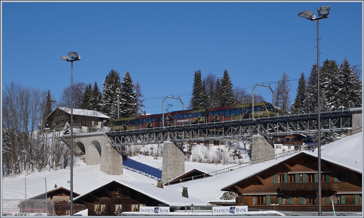 Die schöne Brücke, gleich hinter dem Bahnhof von Gstaad ist nach meiner Erfahrung leider kaum vernünftig zu fotografieren. Trotzdem wagt ich eine Versuch, als ein  Lenker-Pendelzug  die Brücke Richtung Zweisimmen überquerte.
19. Jan. 2017