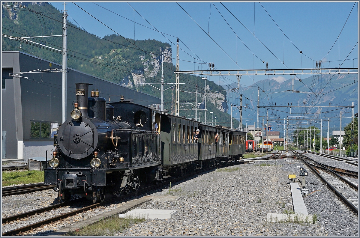 Die schöne SBB Brünig Bahn Tallok G 3/4 208 der Ballenberg Dampfbahn rollt im Rahmen der Schweizer Dampftage Brienz 2018 in den Bahnhof von Meiringen.
30. Juni 2018