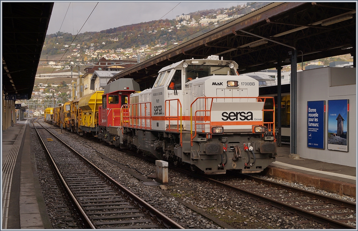 Die Sersa Group Am 843 151 TRUDY (UIC 98 85 5843 151-2 CH-SERSA) wartet in Vevey mit einem Gleisbauzug auf die Weiterfahrt.

18. Nov. 2019