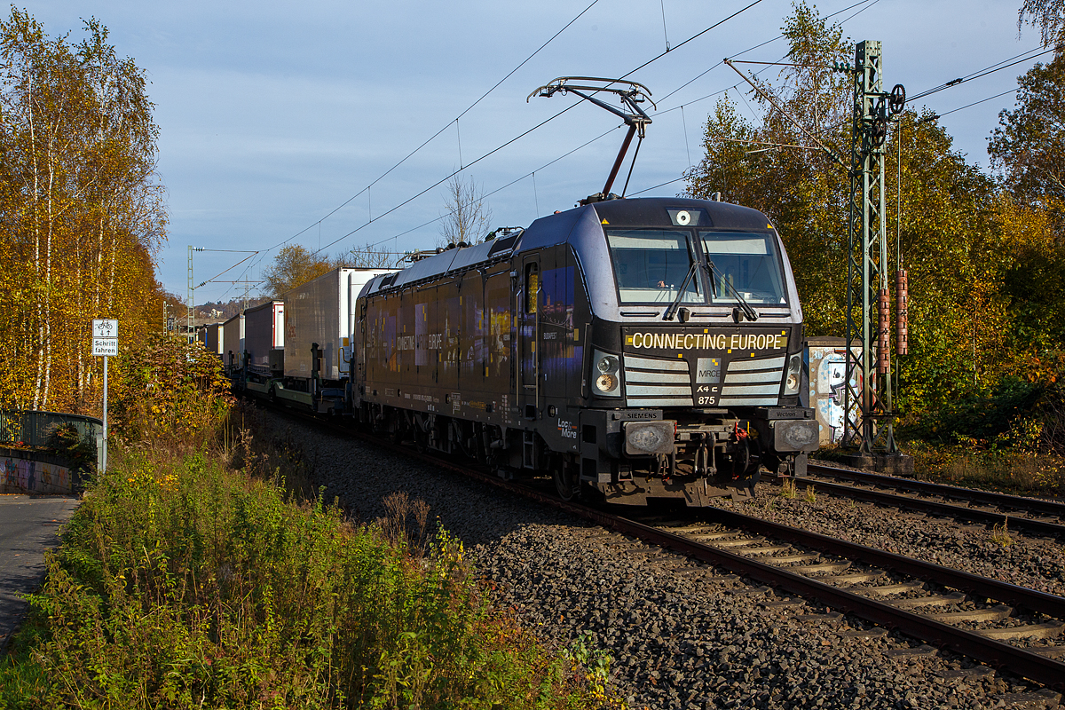 Die Siemens Vectron AC - X4 E - 875 bzw. 193 875-2 (91 80 6193 875-2 D-DISPO) „CONNECTING EUROPE“ der MRCE Dispolok GmbH (M�nchen) f�hrt am 29.10.2021 mit dem HELROM Trailer Zug Wien – D�sseldorf (einem KLV-Zug), auf der Siegstrecke durch Eiserfeld in Richtung K�ln.

Die Siemens Vectron AC wurde 2014 von Siemens Mobility GmbH in M�nchen-Allach unter der Fabriknummer 21915 gebaut und an die MRCE - Mitsui Rail Capital Europe GmbH (M�nchen) als X4 E – 875 geliefert. Diese Vectron Lokomotive ist als AC – Lokomotive (Wechselstrom-Variante) mit 6.400 kW konzipiert und zugelassen f�r Deutschland, �sterreich und Ungarn, sie hat eine H�chstgeschwindigkeit von 200 km/h.

Die Lok konnte ich bereit 2014 bei der Pr�sentation auf der  InnoTrans 2014 in Berlin fotografieren, siehe:
http://hellertal.startbilder.de/bild/deutschland~unternehmen~mrce-mitsui-rail-capital-europe-gmbh/388040/die-x4-e-8211-875-anni.html
